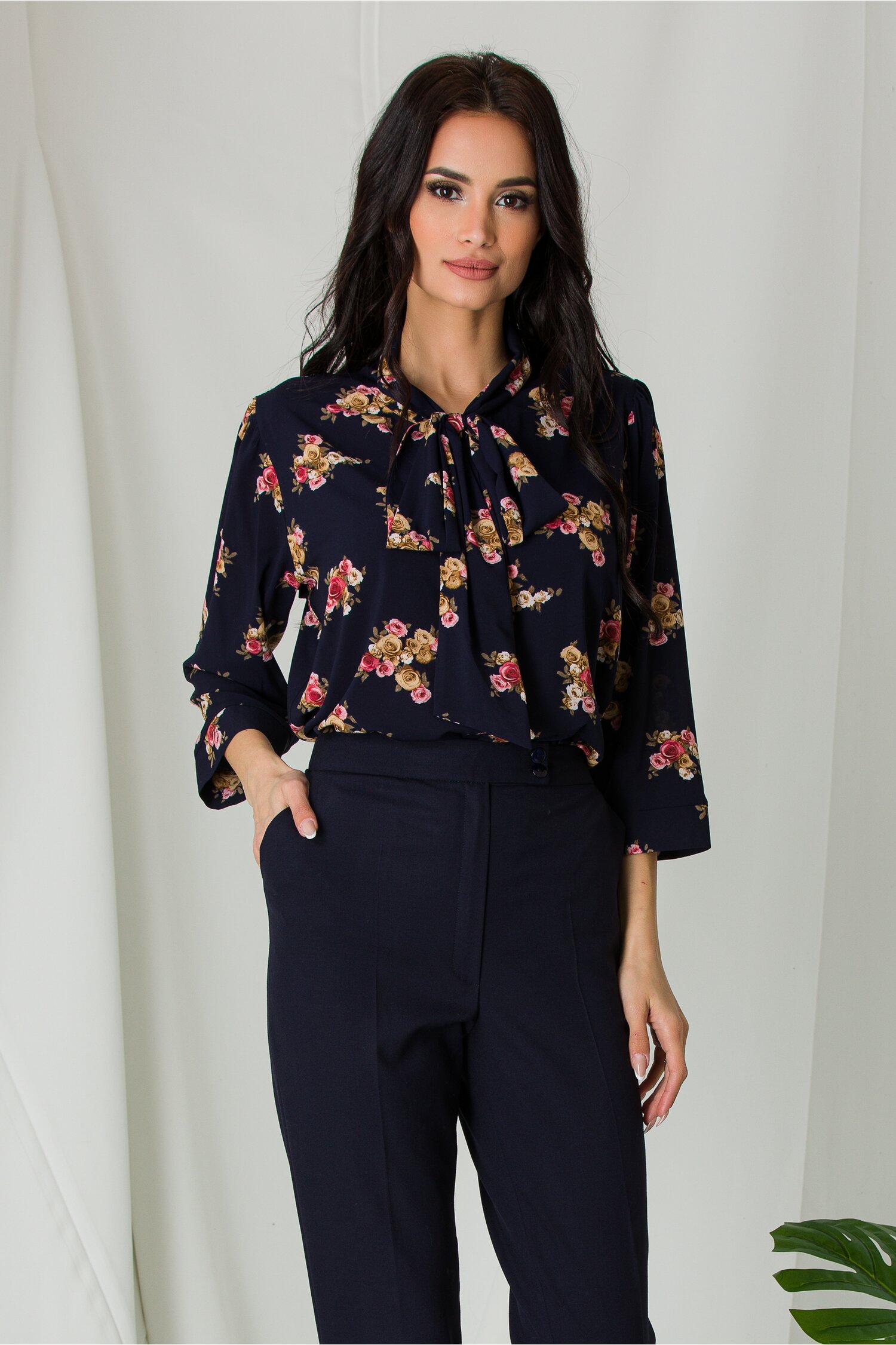 Bluza Amna vaporoasa bleumarin cu imprimeuri florale roz