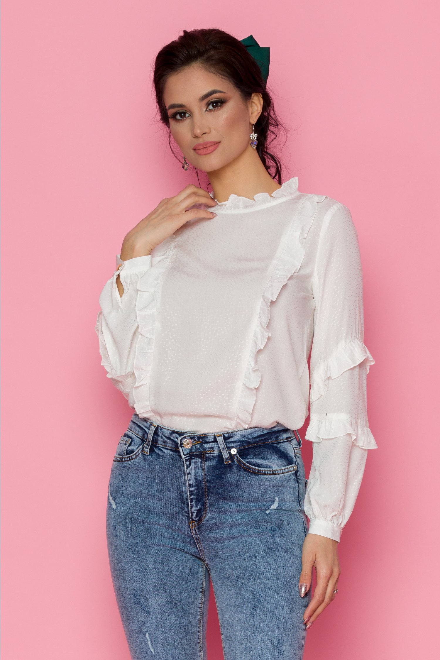 Bluza Camy alba cu aspect texturat si volane