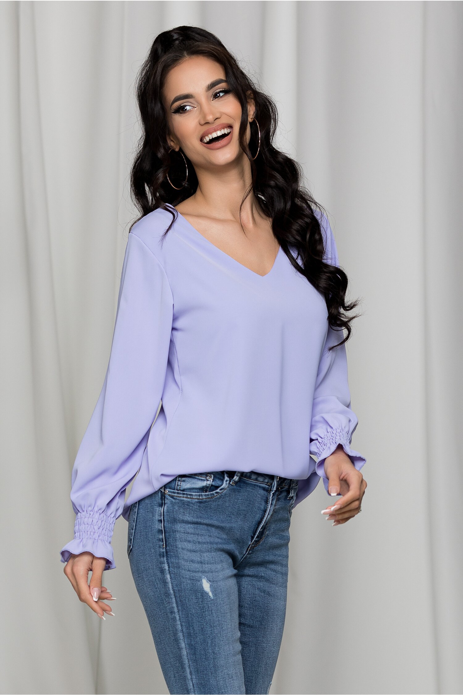 Bluza dara lila cu decupaj si dantela la spate