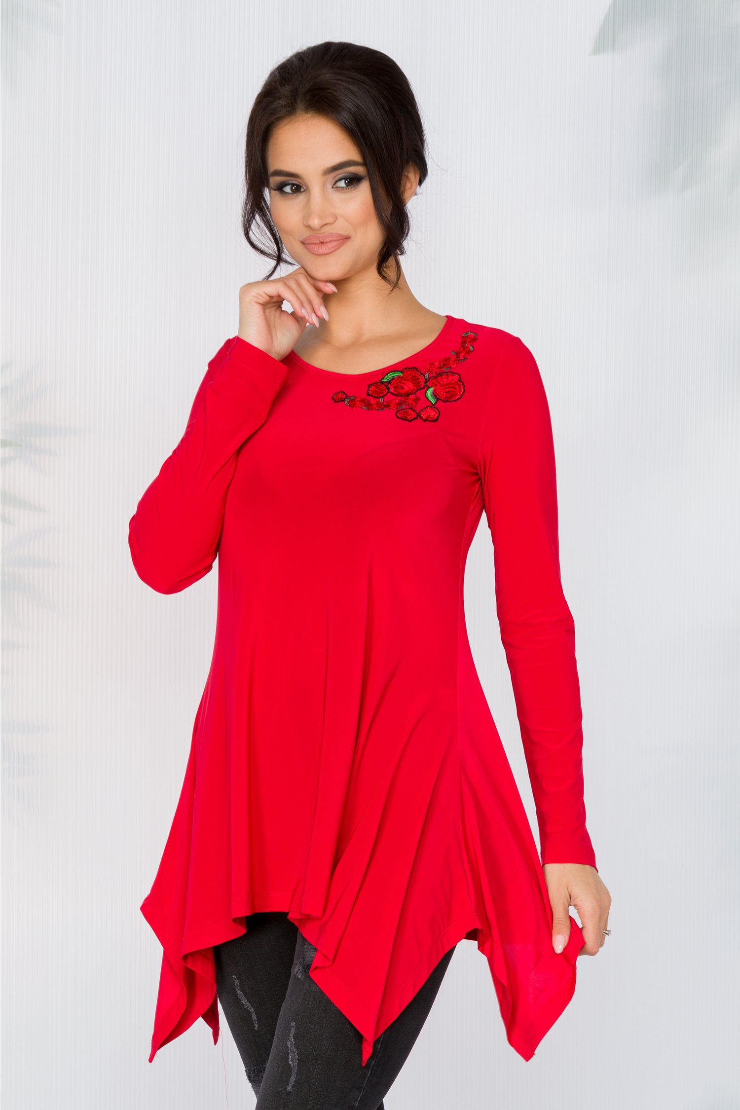 Bluza Diana rosie cu broderie florala si lungime asimetrica