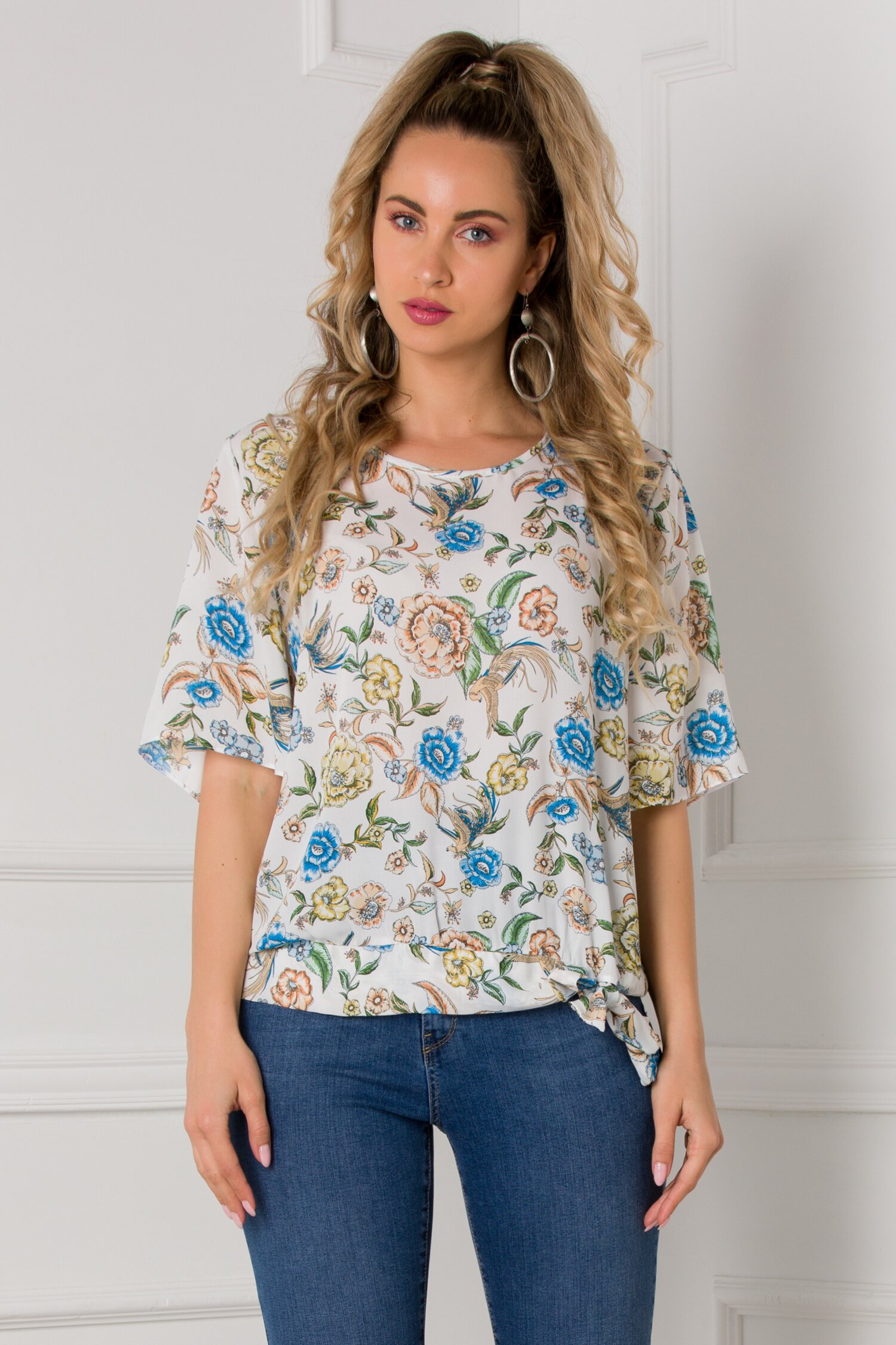 Bluza Dorina alba cu imprimeuri florale