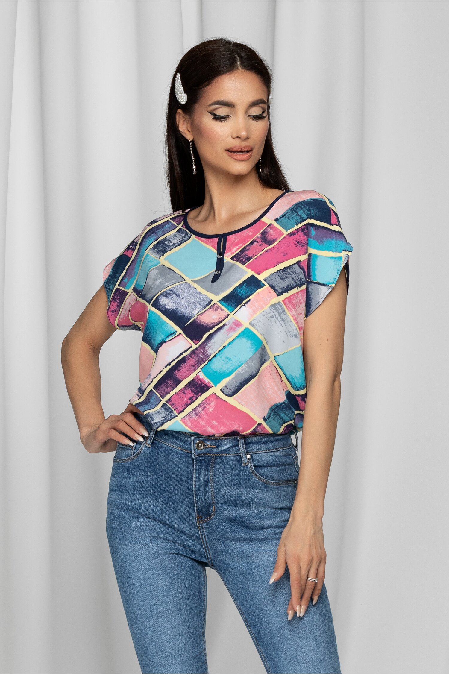 Bluza gabrielle roz cu maneci scurte si imprimeu geometric turcoaz