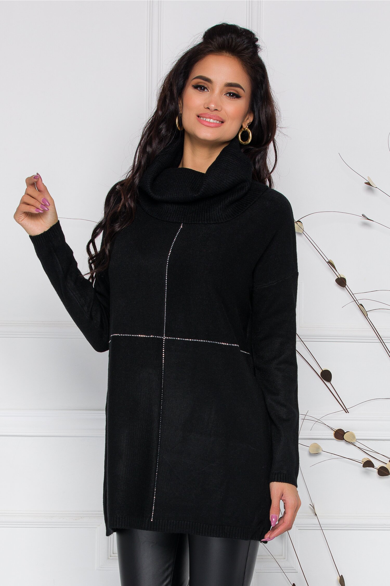 Bluza Katia lunga neagra cu guler maxi si strasuri