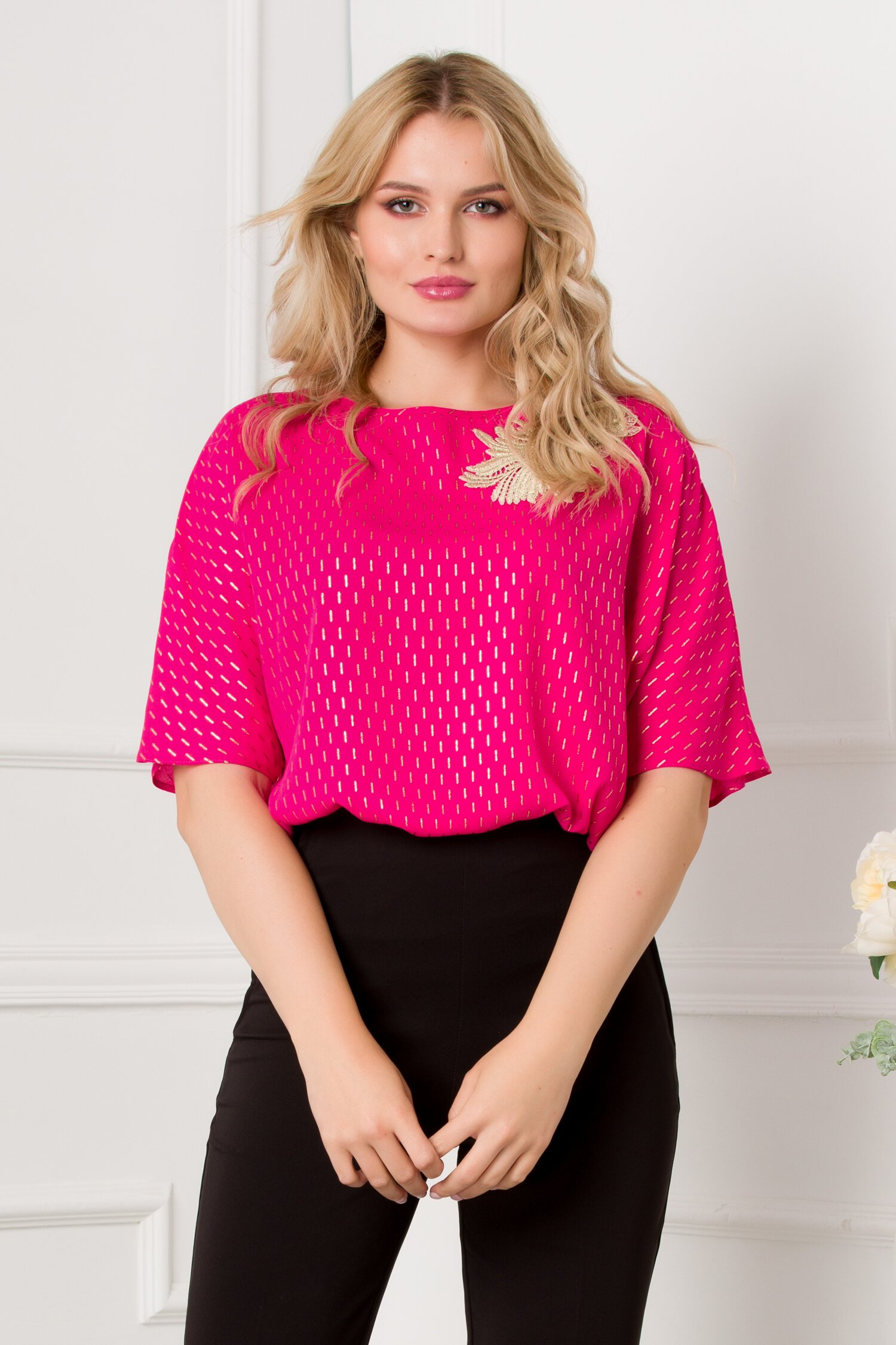 Bluza LaDonna fucsia cu insertii aurii si broderie pe umar