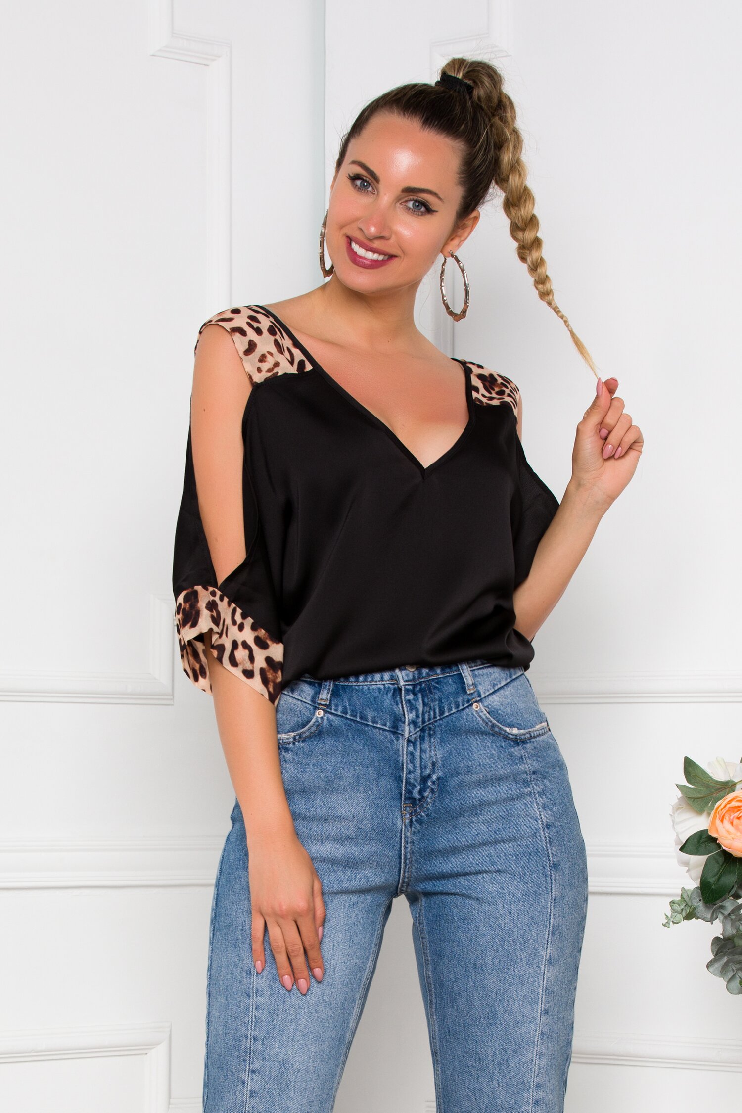 Bluza LaDonna neagra cu insertii animal print si umeri decupati