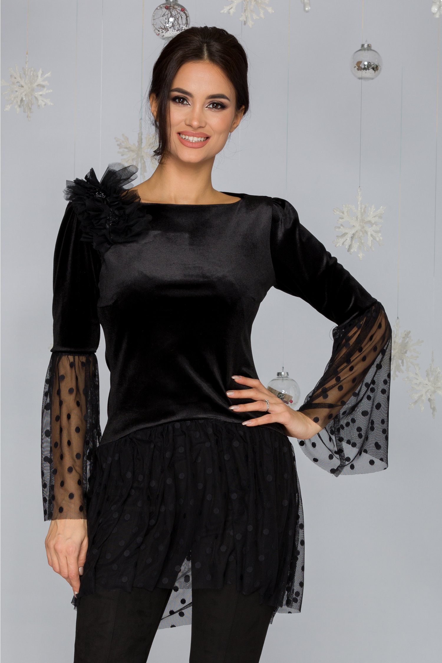Bluza ladonna neagra din catifea cu accente din dantela si aplicatie din tull in zona bustului