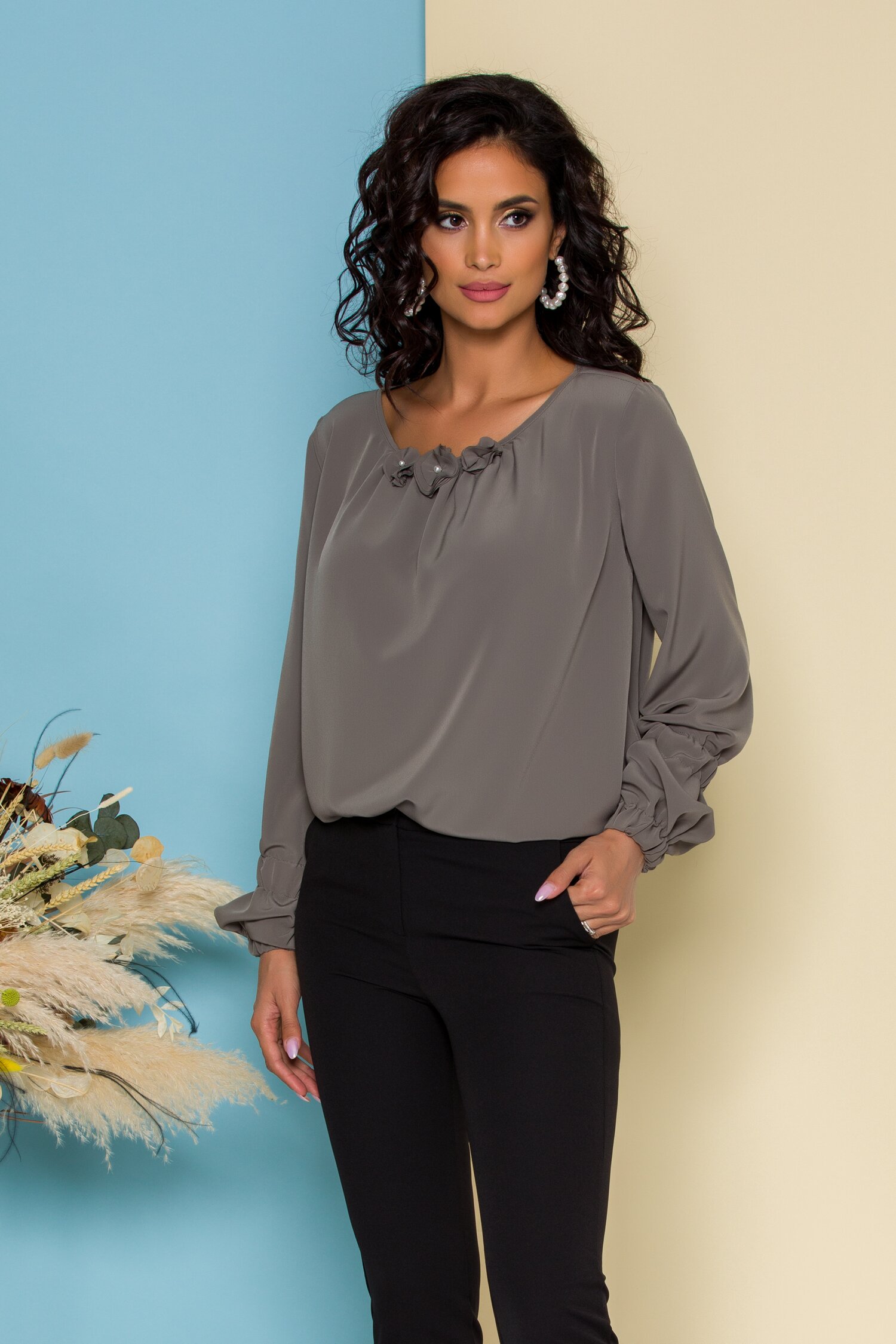 Bluza LaDonna vaporoasa antracit cu flori 3D la guler