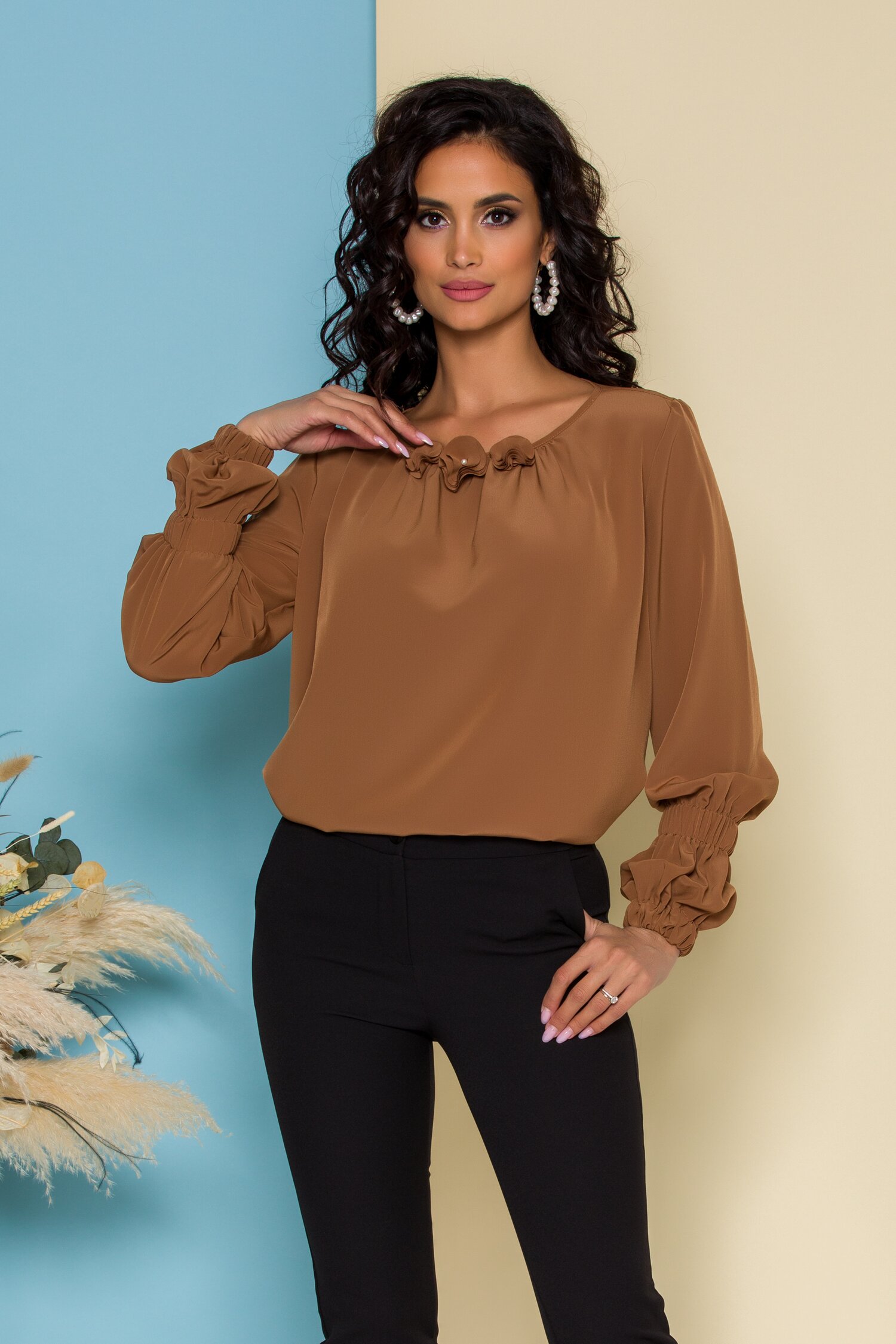 Bluza LaDonna vaporoasa maro cu flori 3D la guler