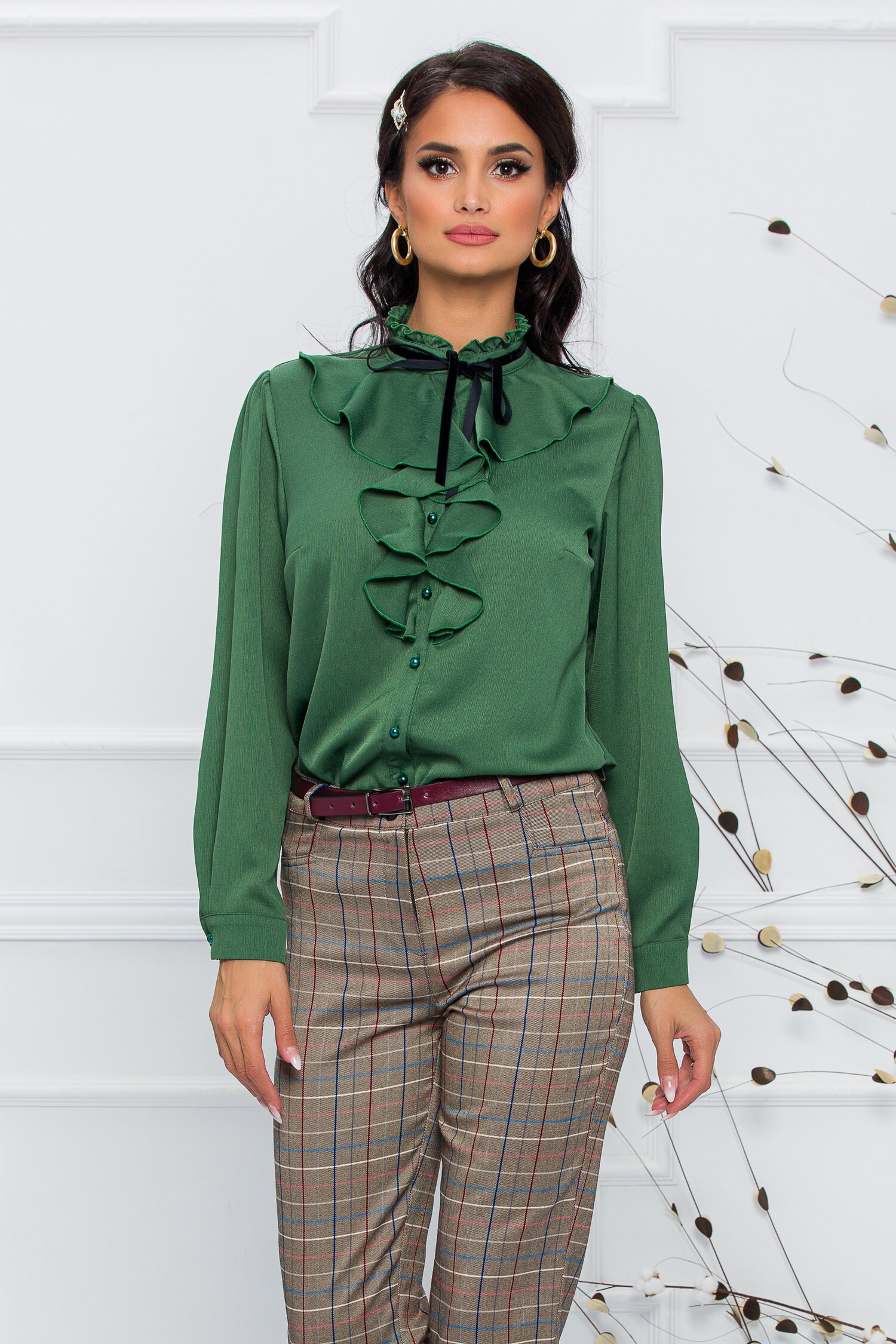 Bluza Madalina verde olive accesorizata cu volanas si snur din catifea neagra