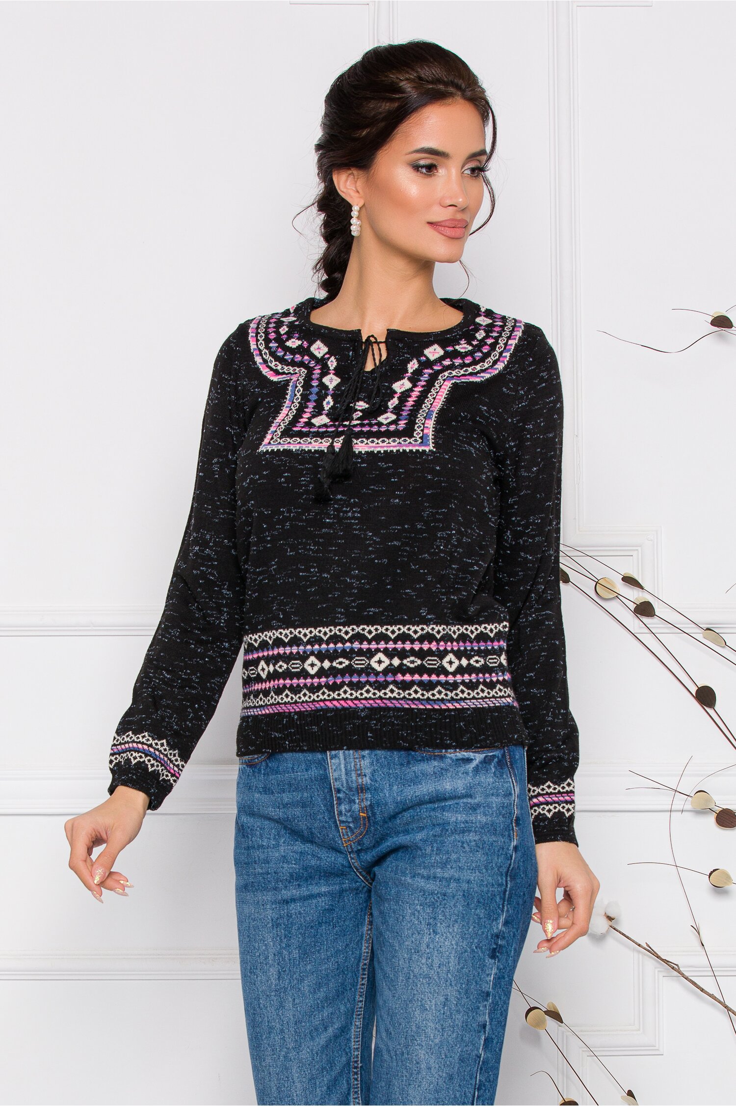 Bluza Mara neagra lejera cu imprimeu in stil traditional in nuante de roz