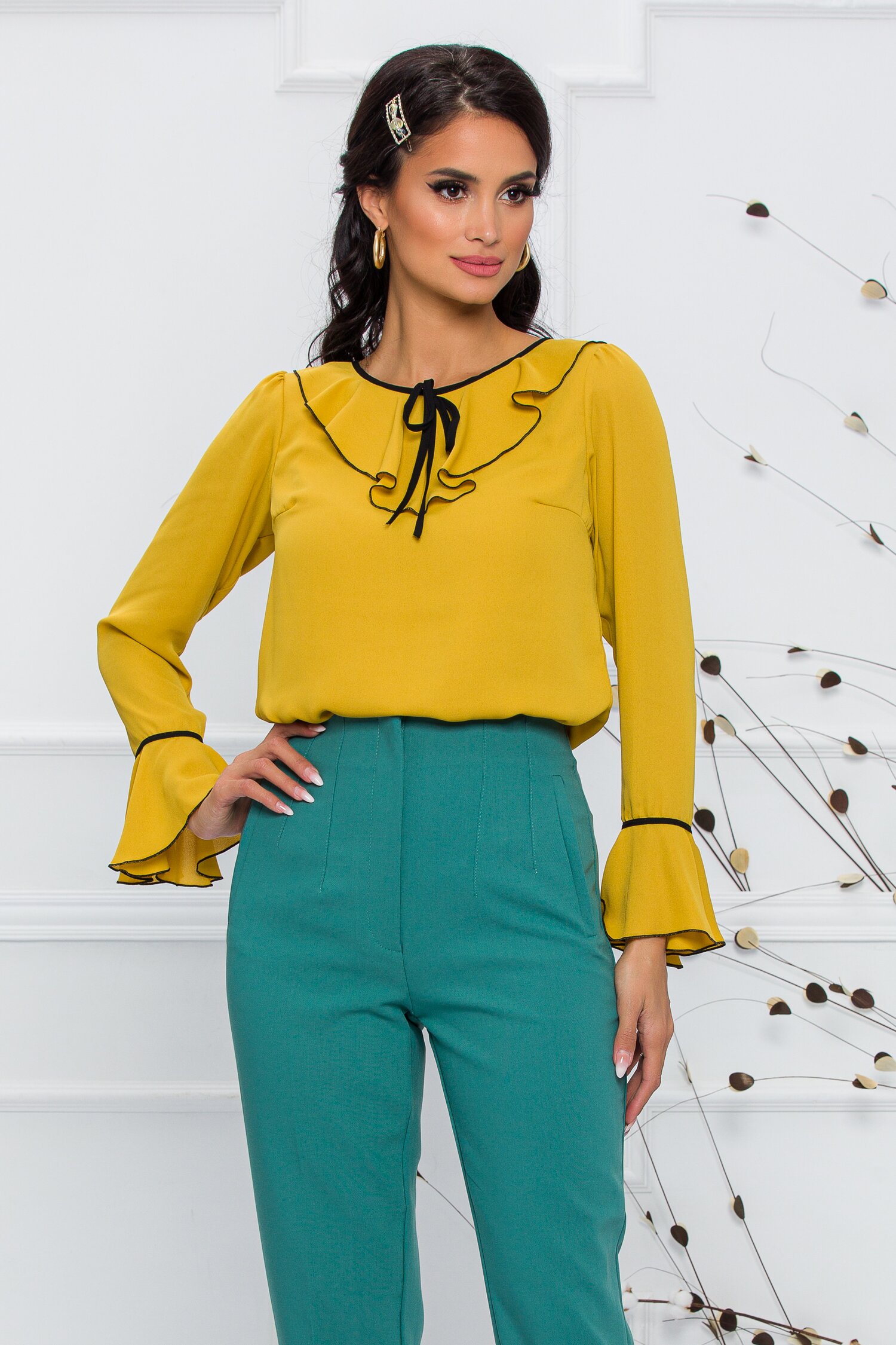 Bluza Miruna galben mustar accesorizata cu volanase si snur negru