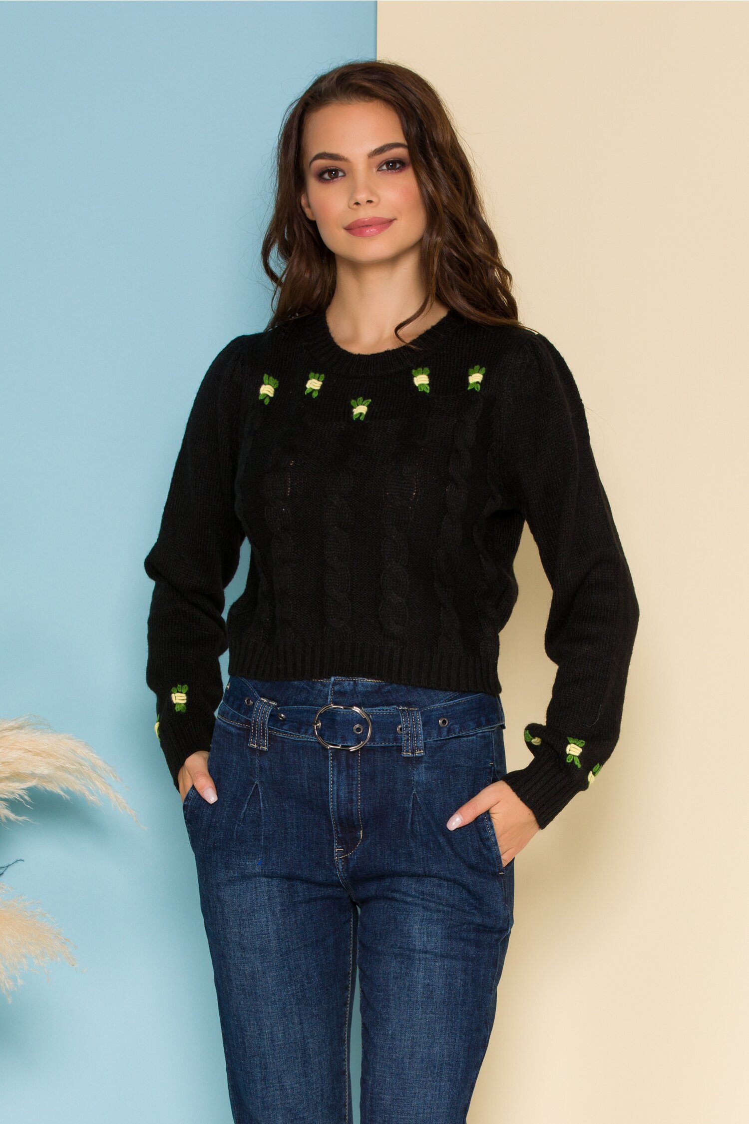 Bluza scurta neagra din tricot cu floricele delicate