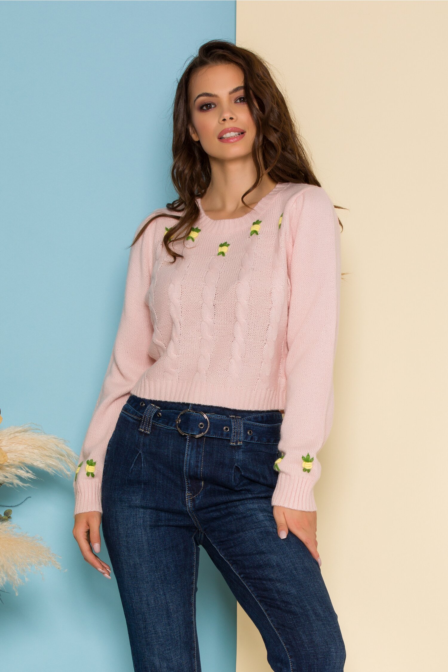 Bluza scurta roz din tricot cu floricele delicate