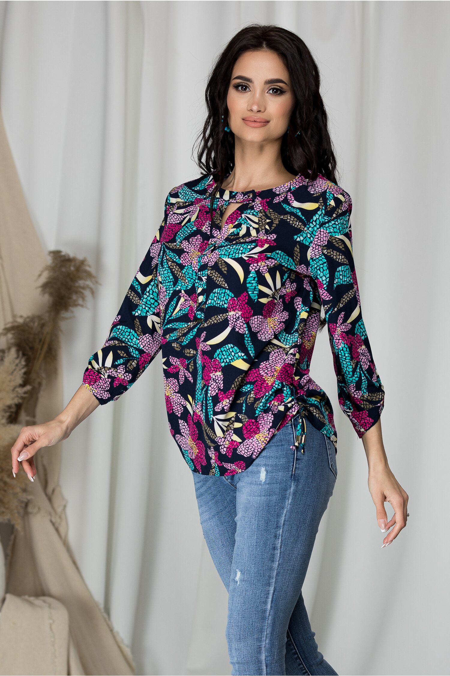 Bluza Sibbil bleumarin cu imprimeu floral roz mozaic