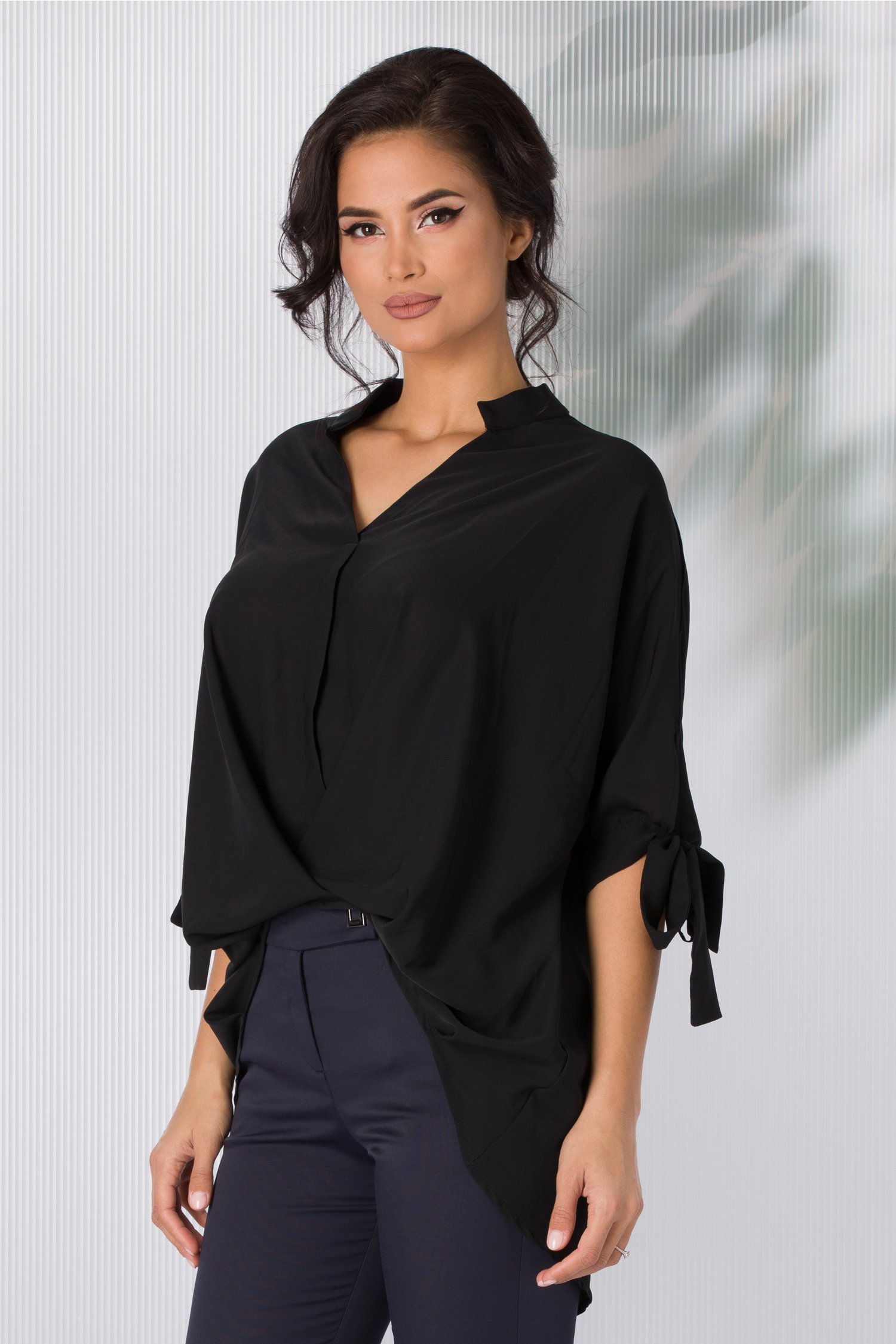 Bluza simina neagra cu design petrecut