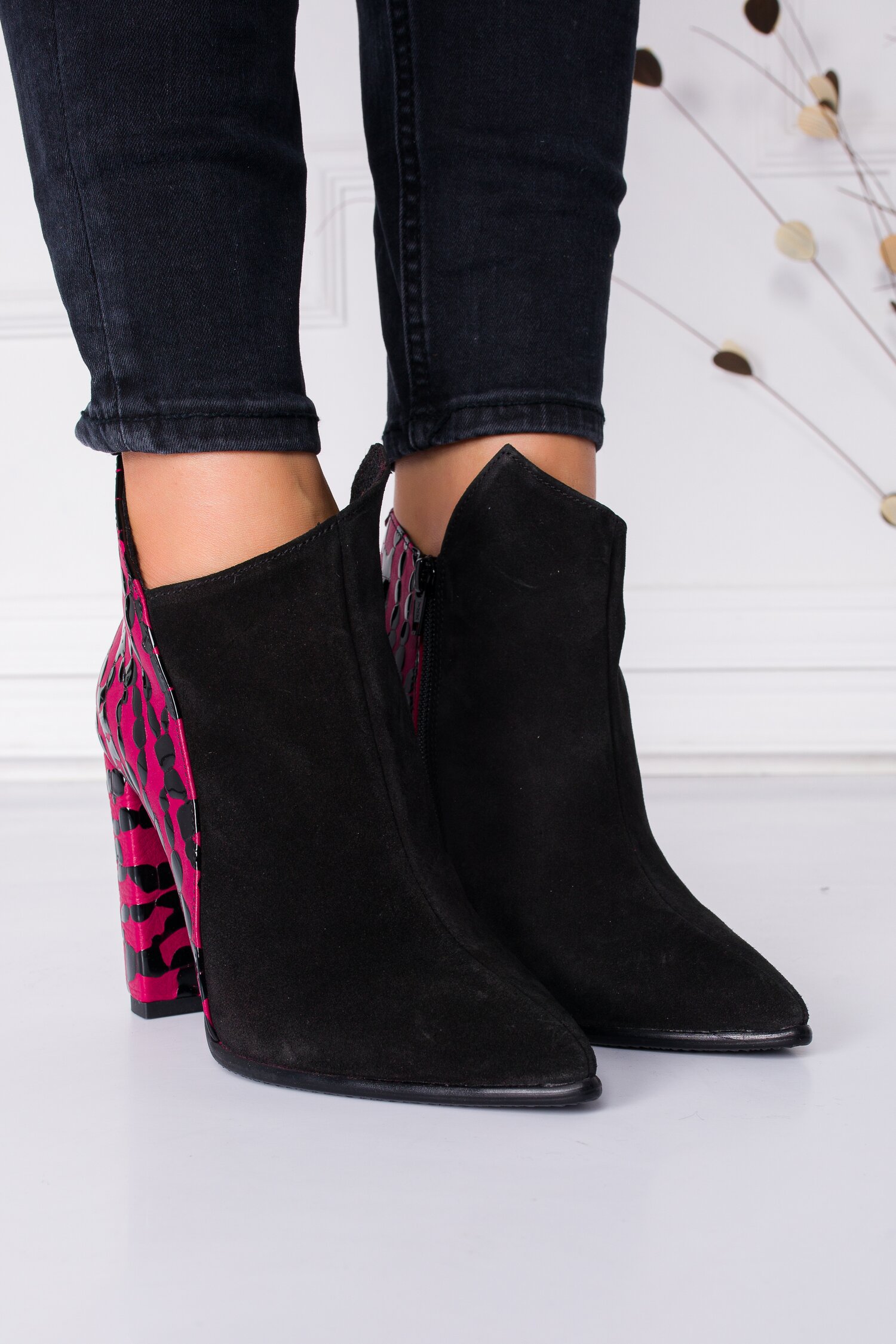Botine Adnana negre cu bordo si imprimeu lacuit