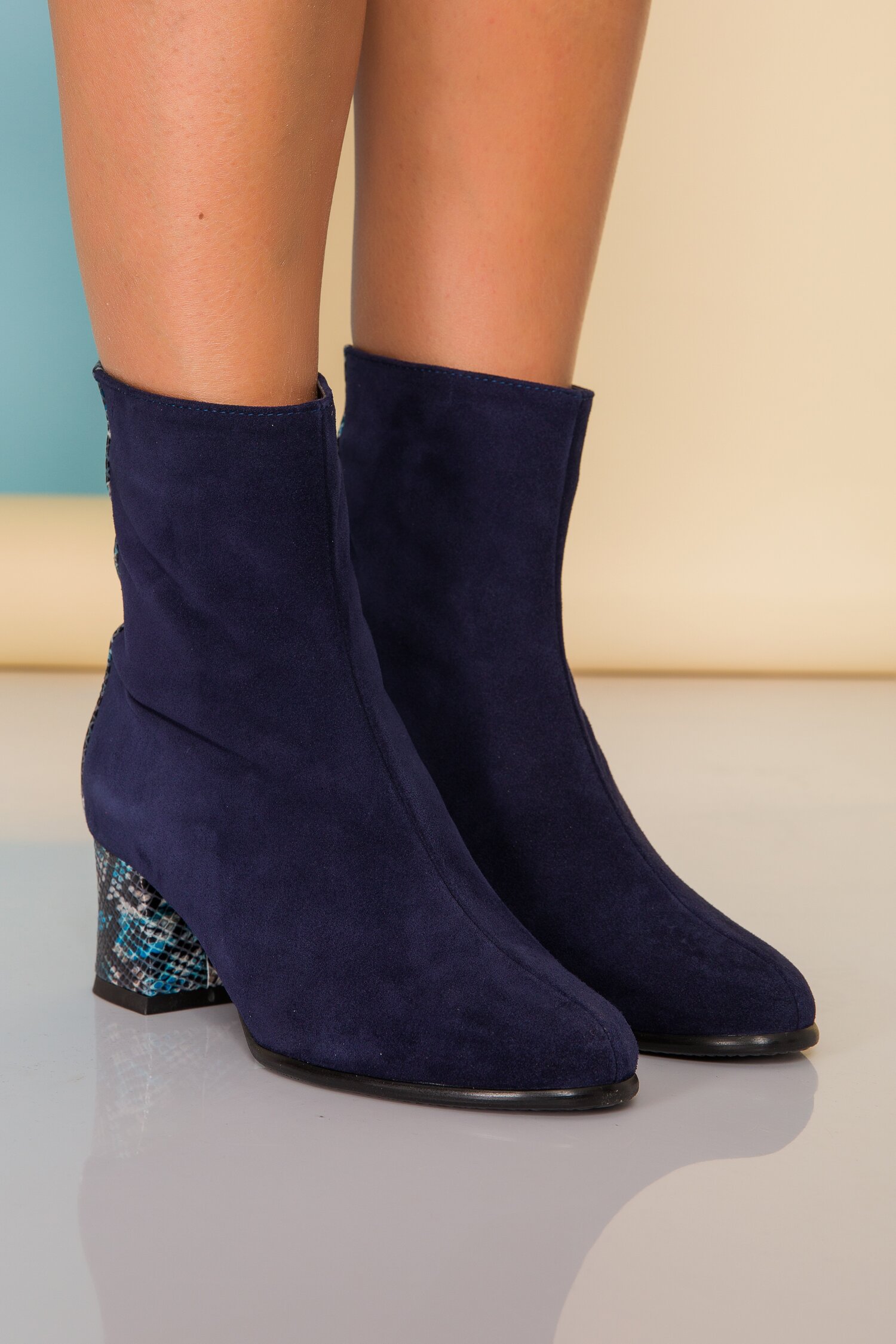 Botine Hailey bleumarin cu imprimeu snake pe toc