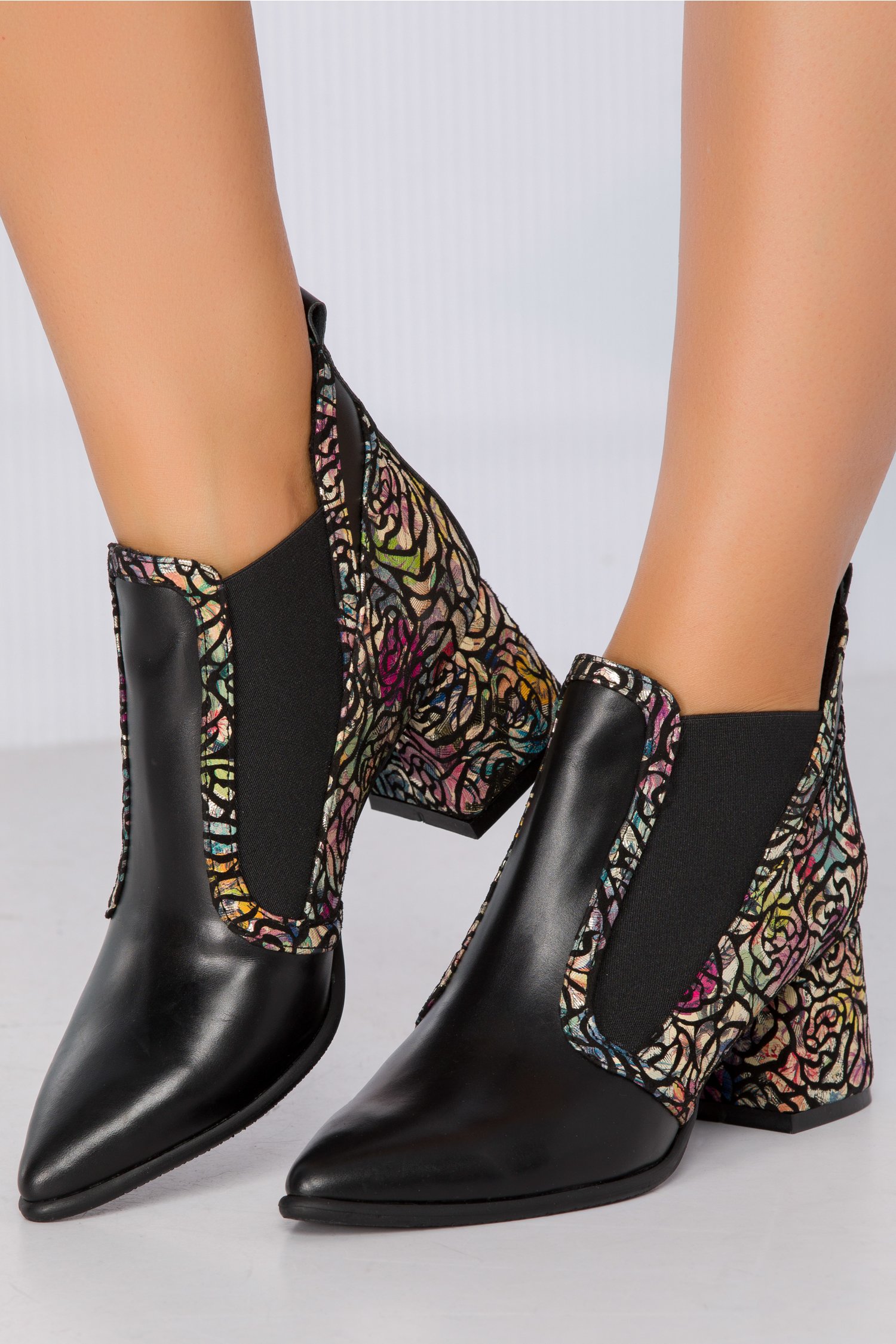 Botine Lanya negre cu elastic si imprimeu floral cu accente metalizate