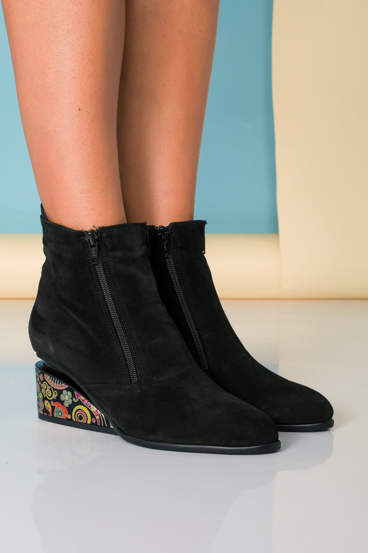 Botine Lexa negre cu toc futurist si imprimeu multicolor