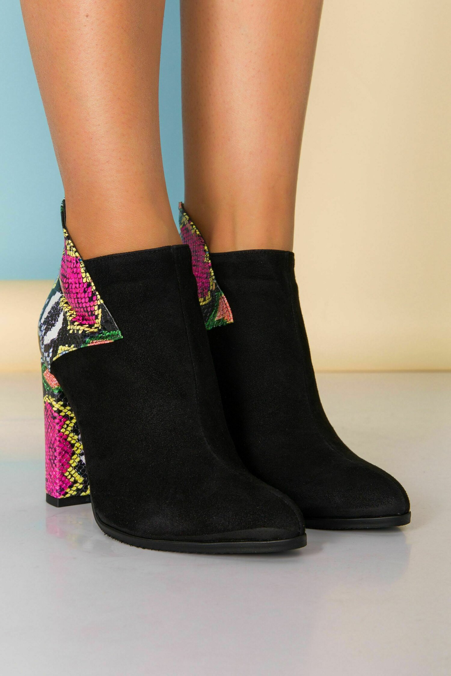 Botine Oana negre cu imprimeu snake multicolor