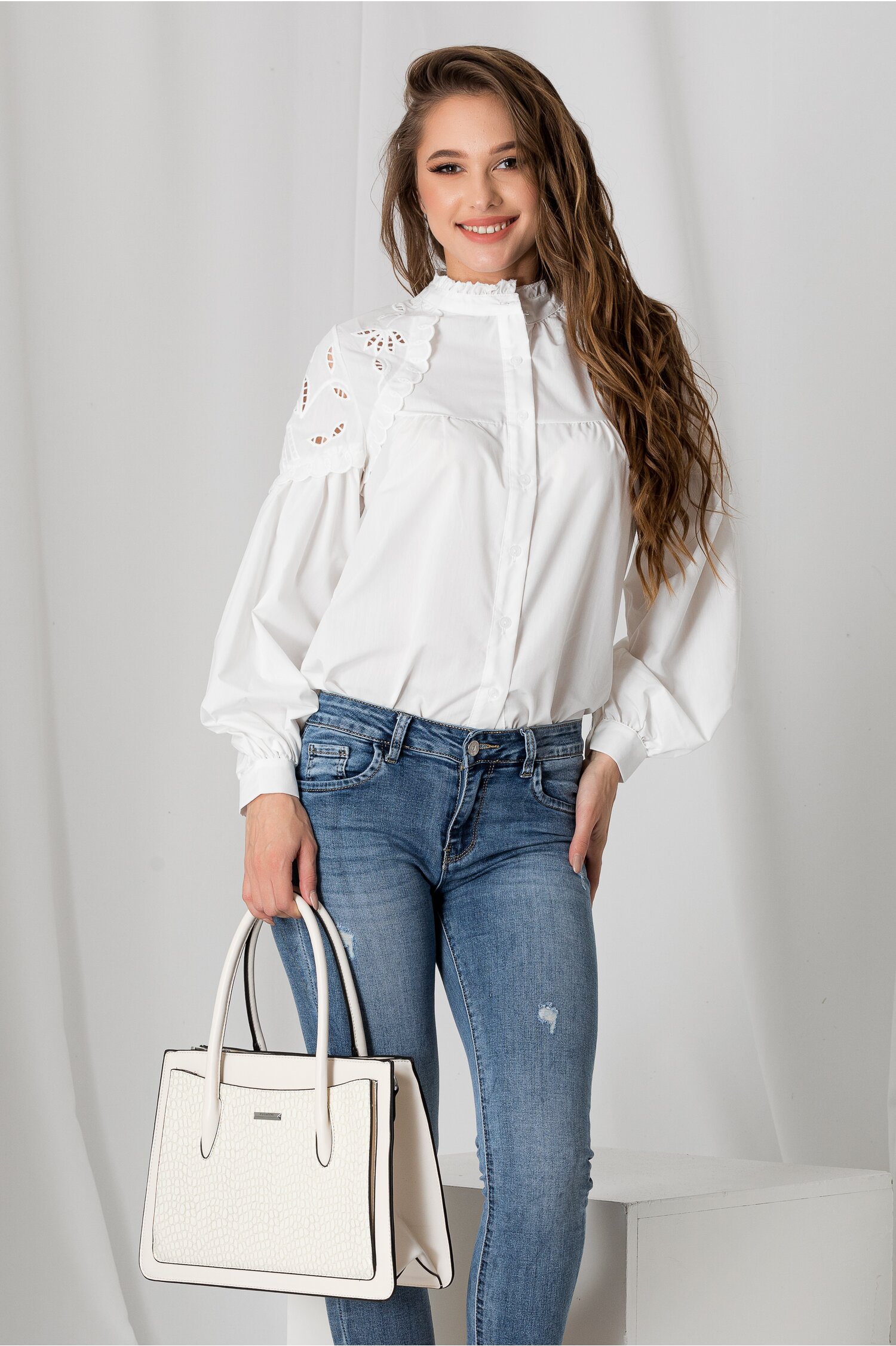 Camasa tania ivory cu volanse si perforatii