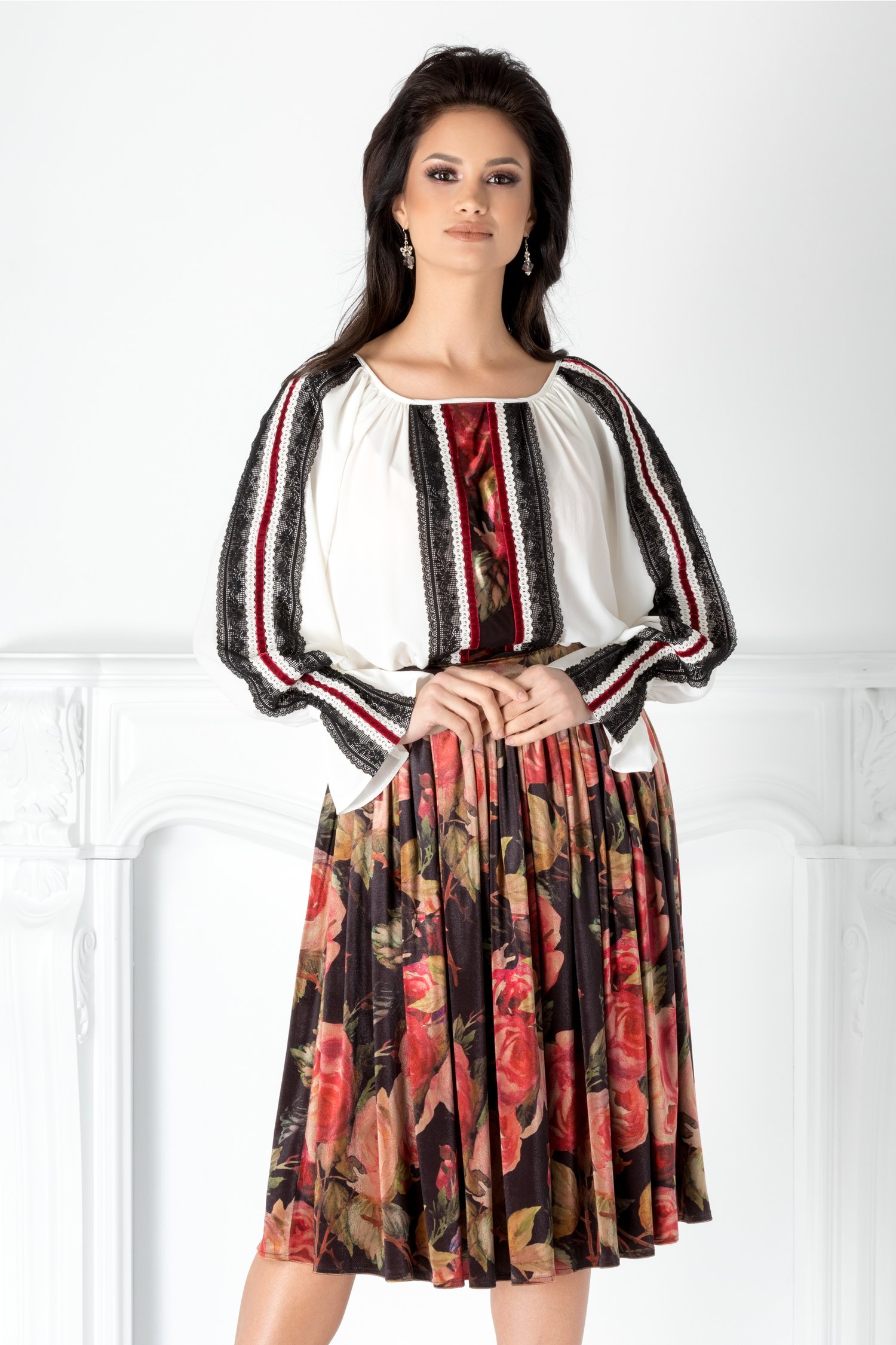Compleu ladonna cu fusta neagra si trandafiri