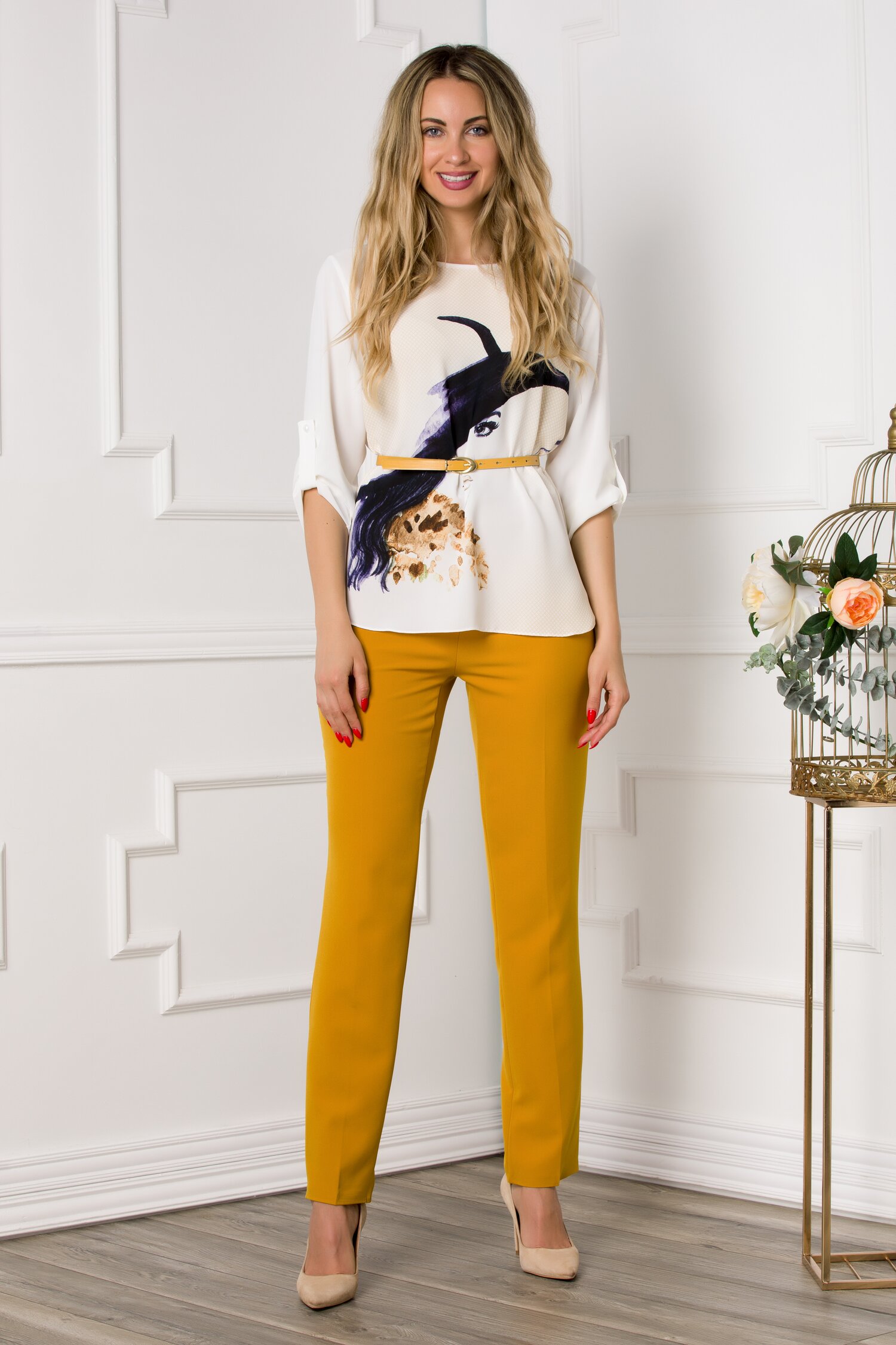 Compleu Larra cu pantaloni galbeni si bluza asimetrica cu portret