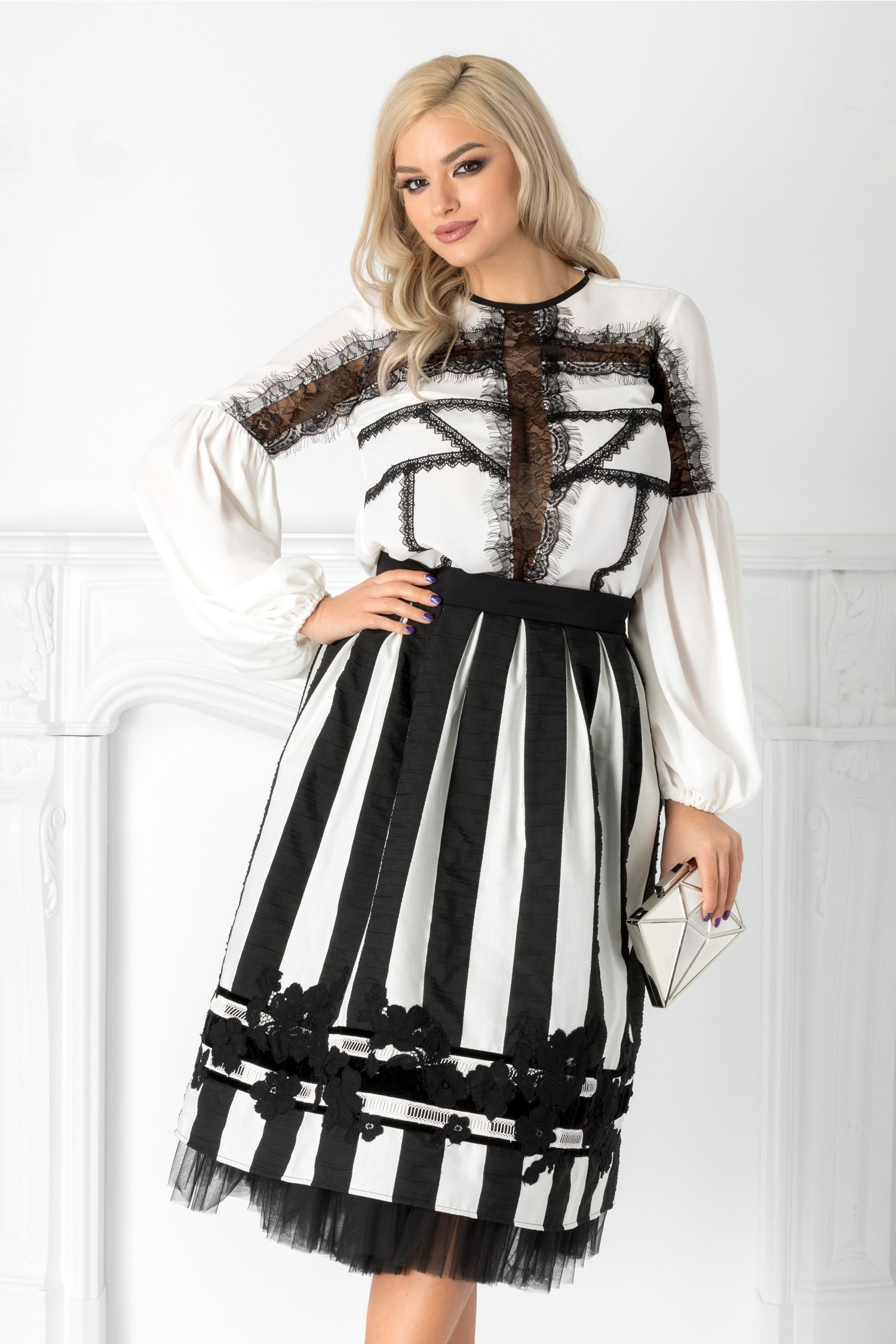 Fusta LaDonna cu dungi alb-negre si broderie handmade