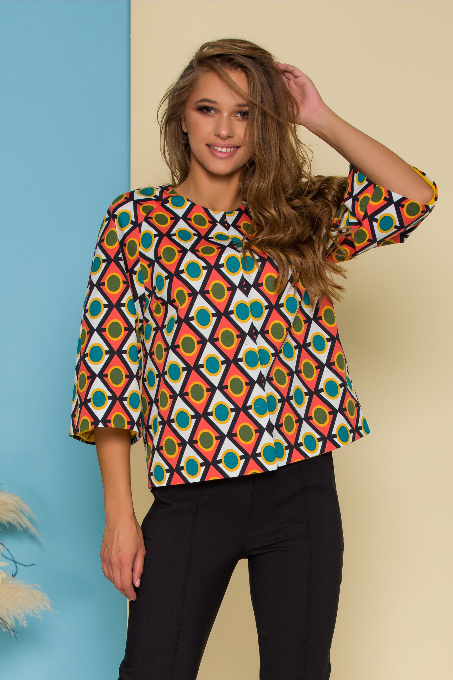 Jacheta cu imprimeuri geometrice multicolore