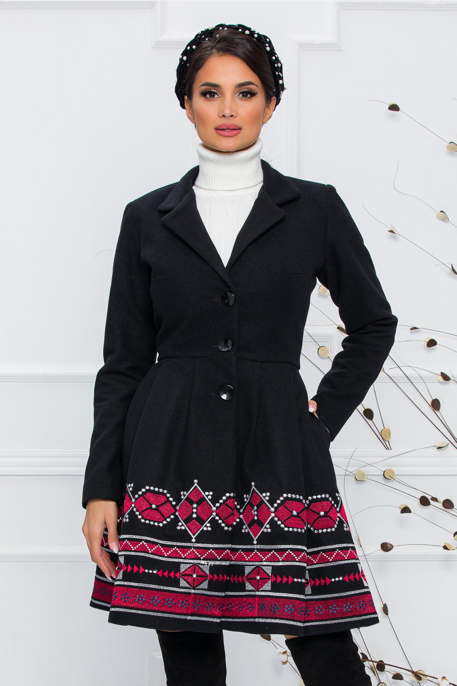 Palton Ella Collection Sonia negru cu broderie florala stilizata rosie cu gri