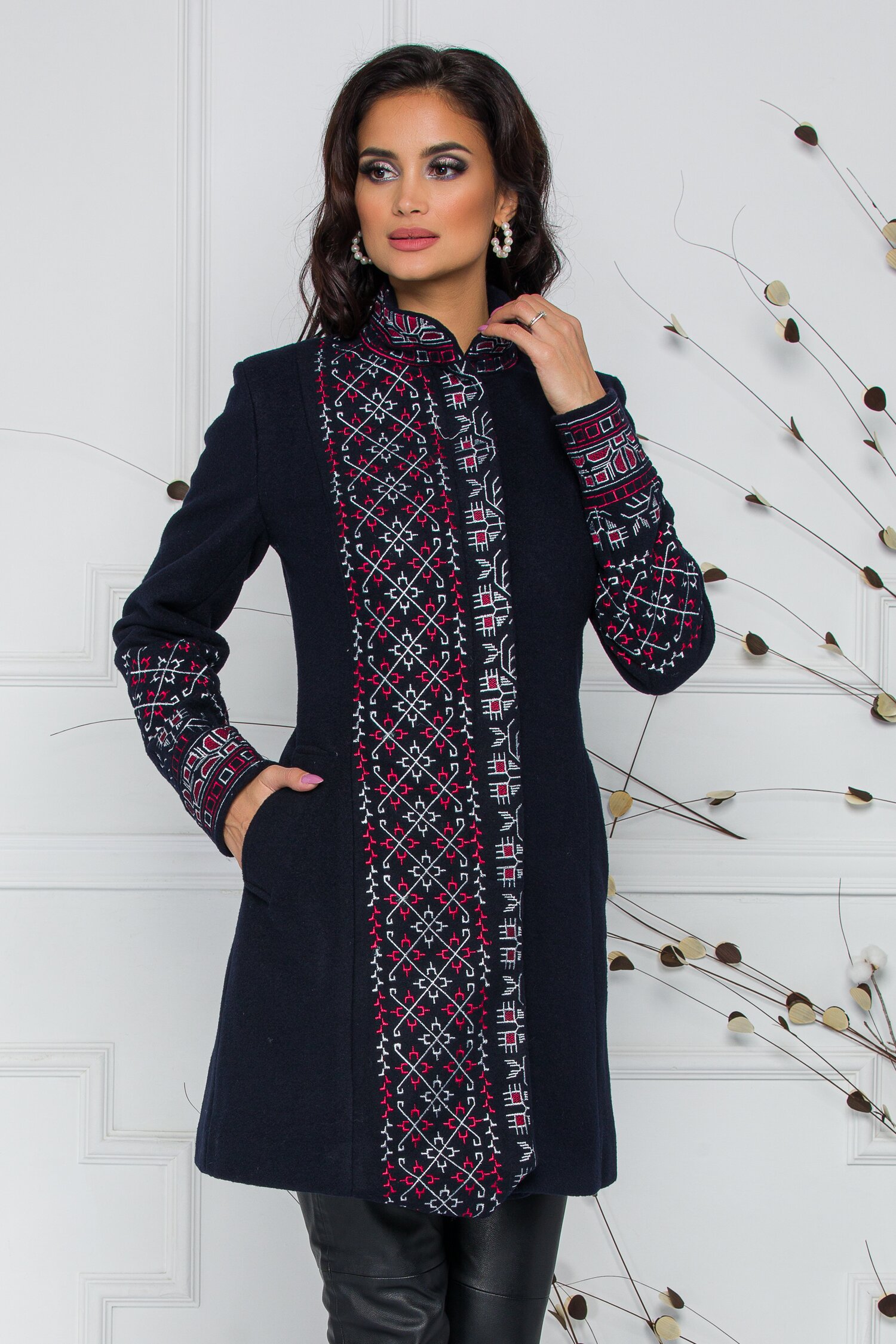 Palton Ella Collection Teo bleumarin cu broderie traditionala alb-rosie