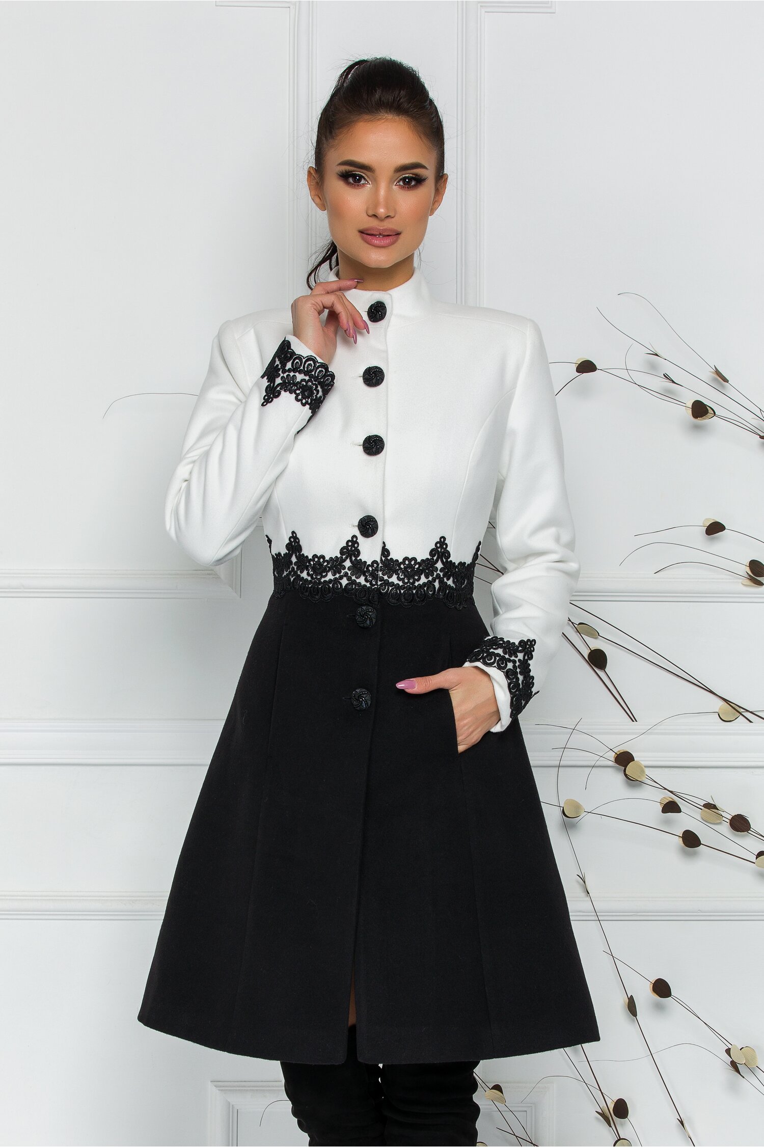 Palton LaDonna alb cu broderie in talie si la baza manecilor