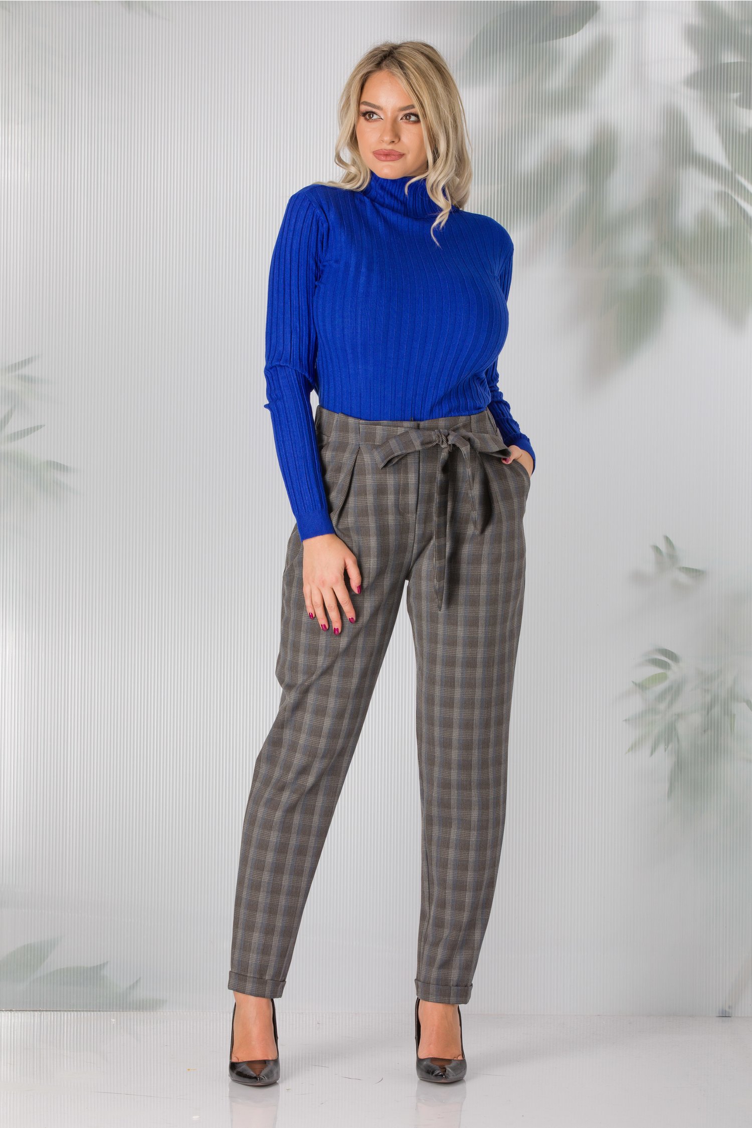Pantaloni in carouri cu nuante de gri