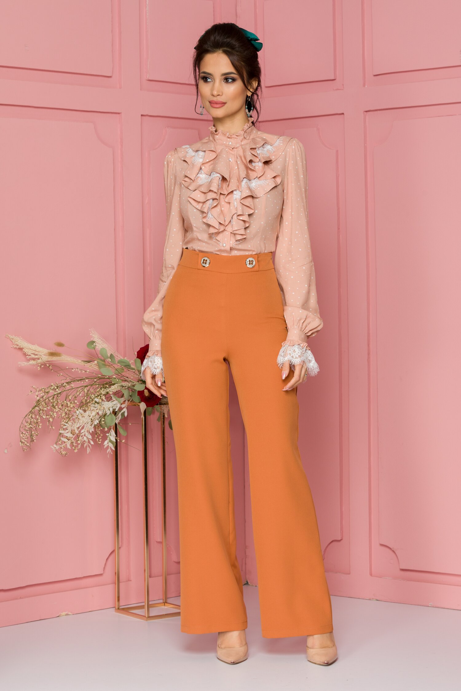 Pantaloni LaDonna maro evazati cu nasturi decorativi