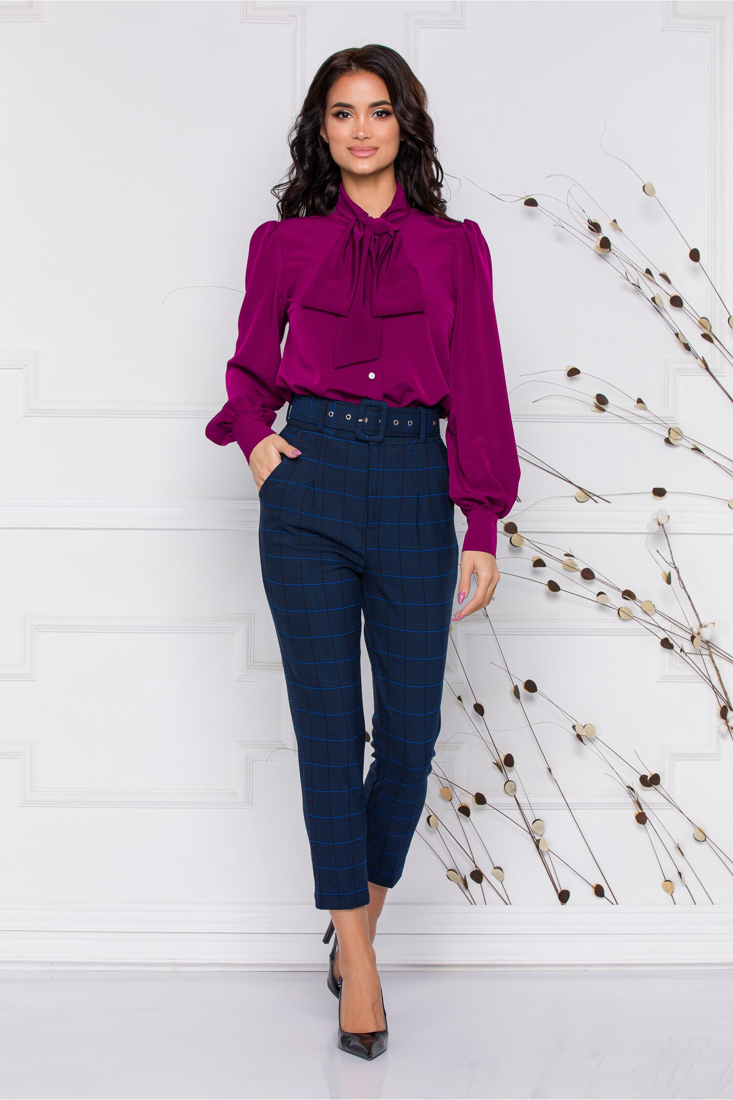 Pantaloni Theo bleumarin cu carouri si curea in talie