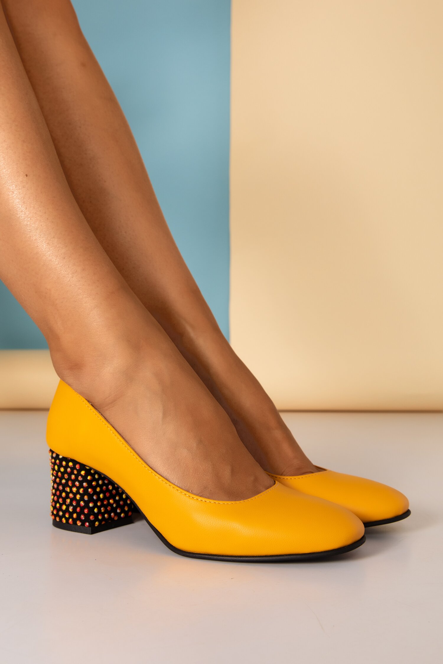 Pantofi Aron galben office cu toc jos si buline 3D