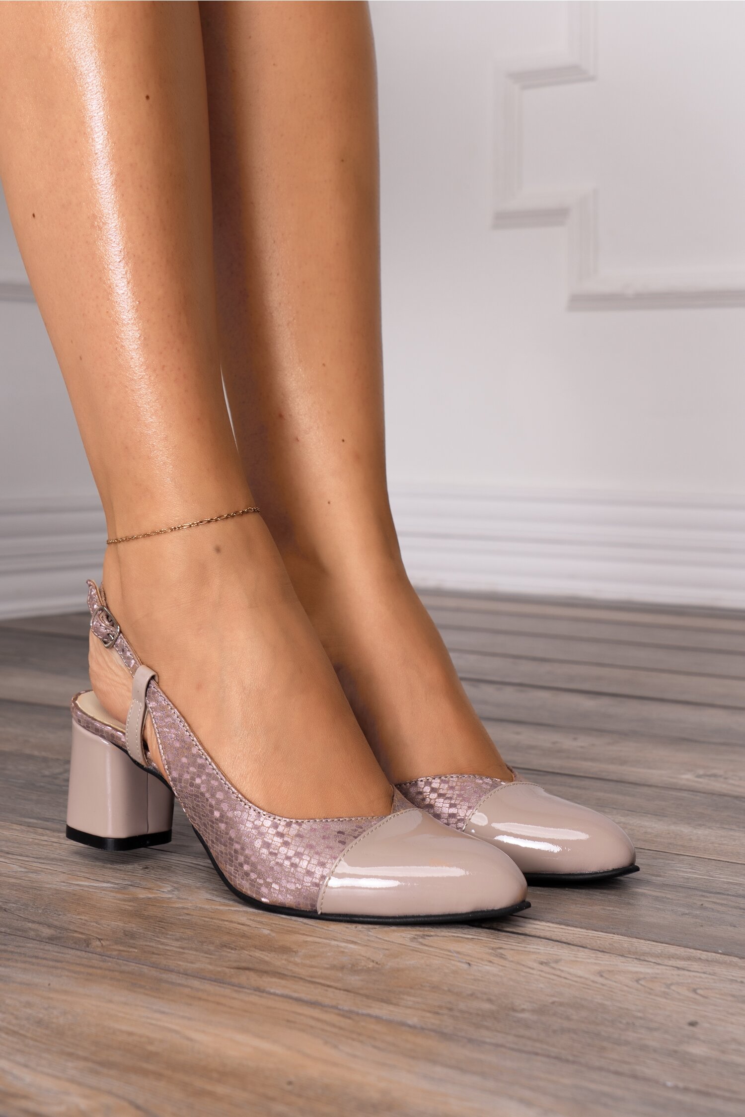 Pantofi bej cu imprimeu cu reflexii roze