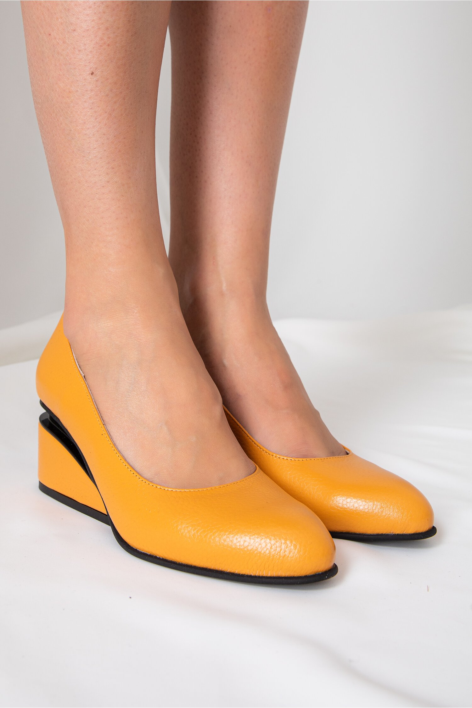 Pantofi galben mustar cu toc futurist din piele naturala