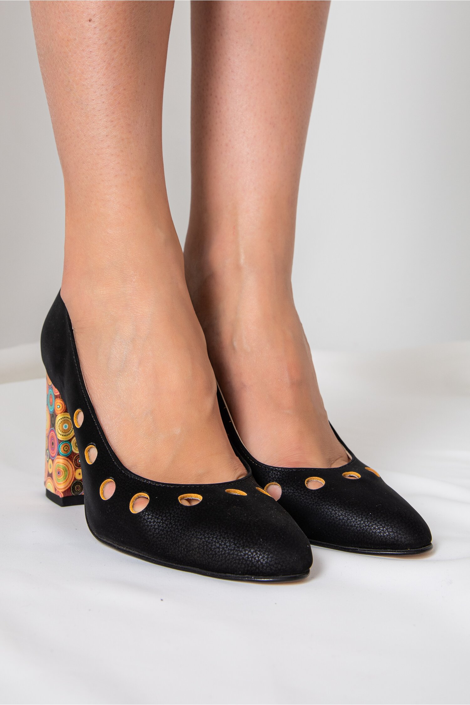 Pantofi negri cu perforatii si toc multicolor dyfashion.ro dyfashion.ro