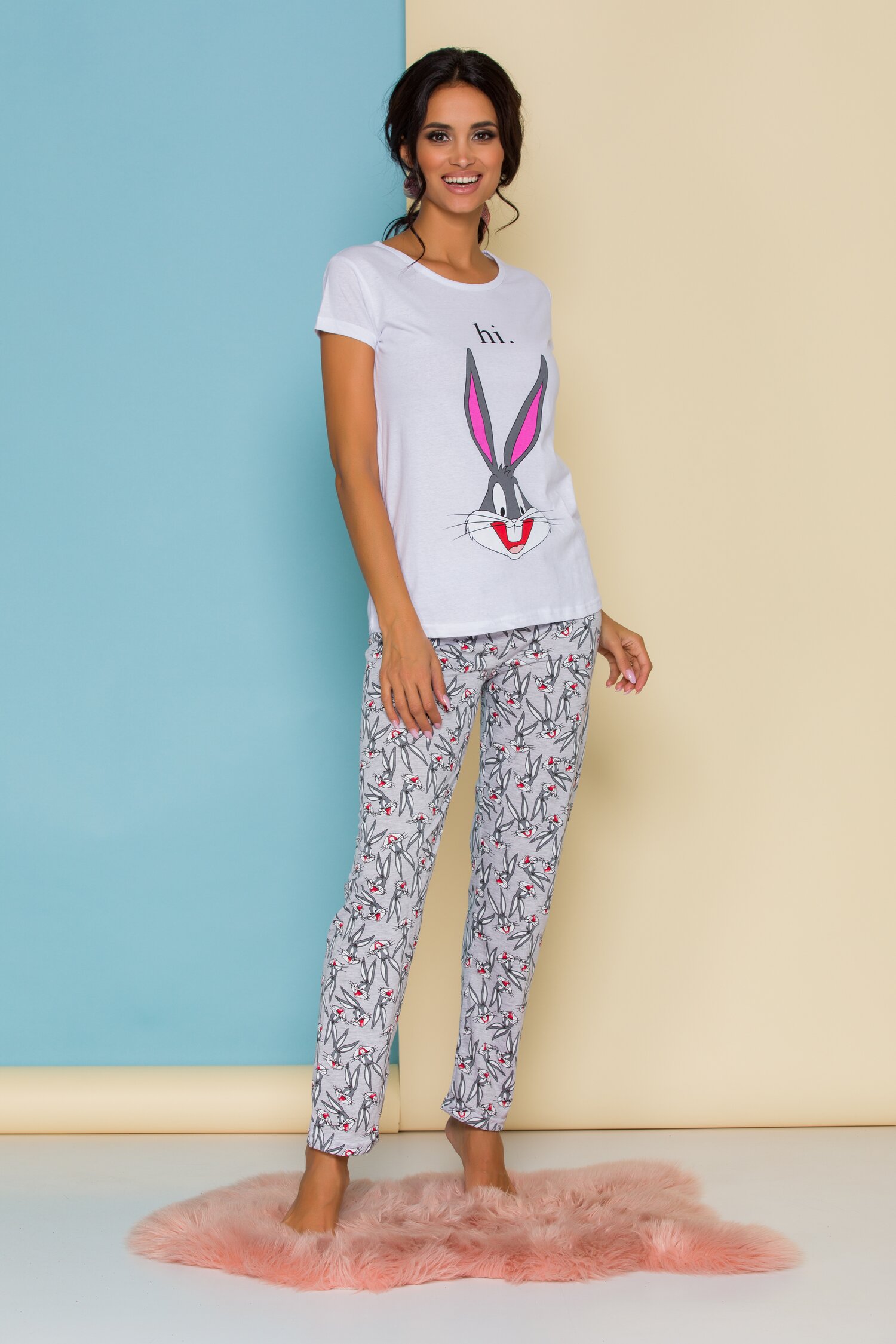 Pijama Bugs Bunny cu bluza alba si pantaloni gri cu imprimeuri