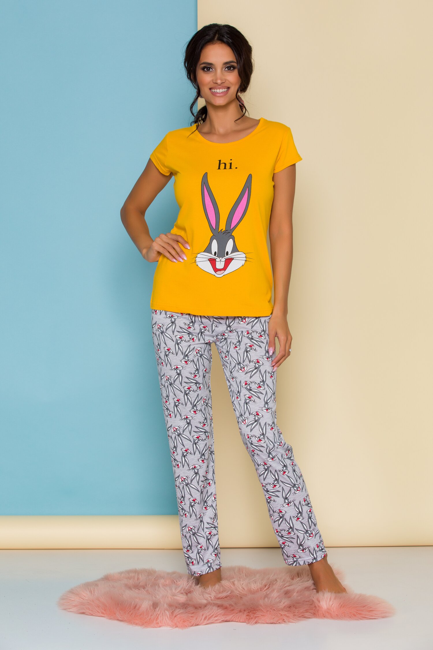 Pijama Bugs Bunny cu bluza galbena si pantaloni gri cu imprimeuri