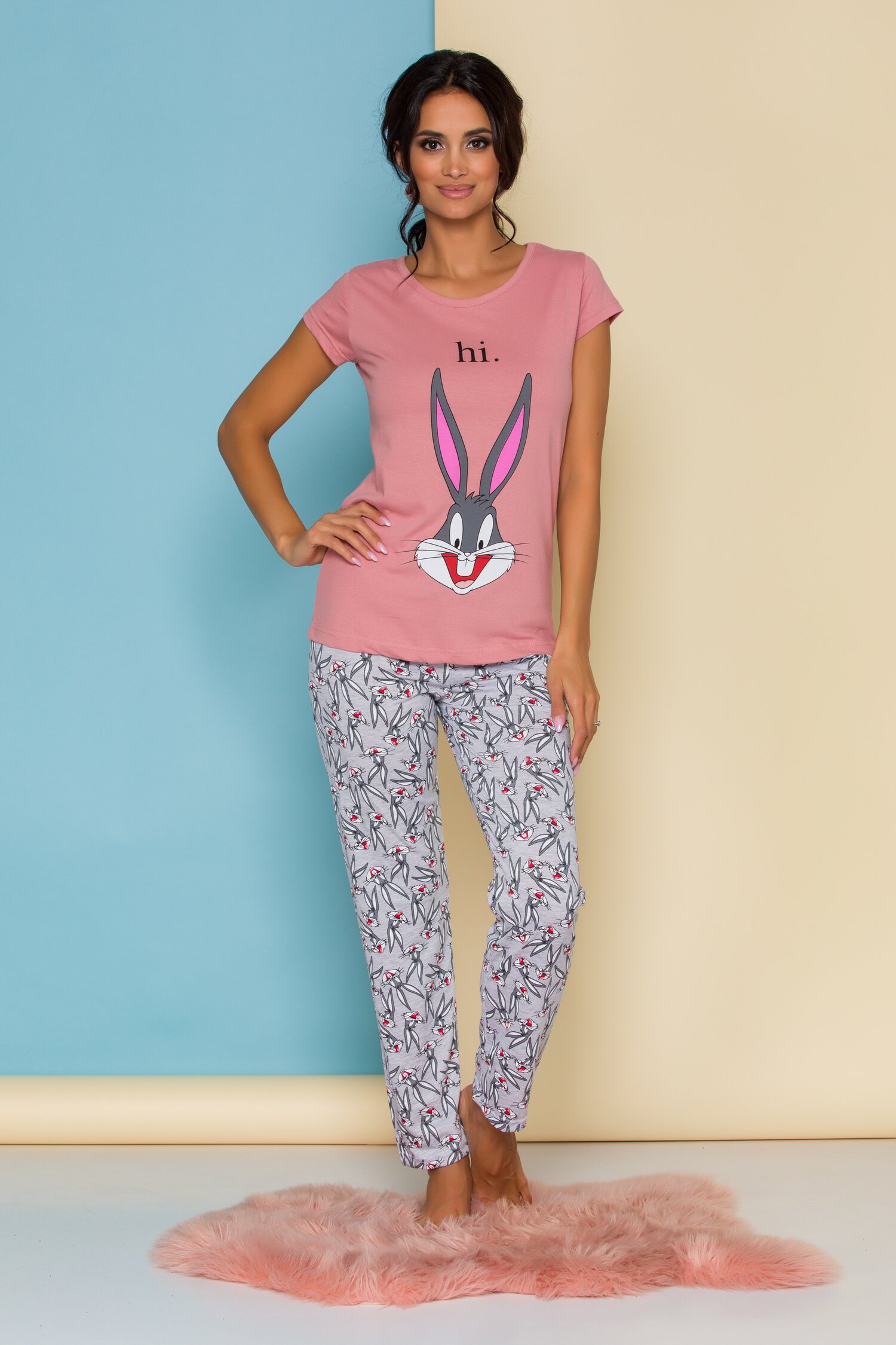 Pijama Bugs Bunny cu bluza roz si pantaloni gri cu imprimeuri