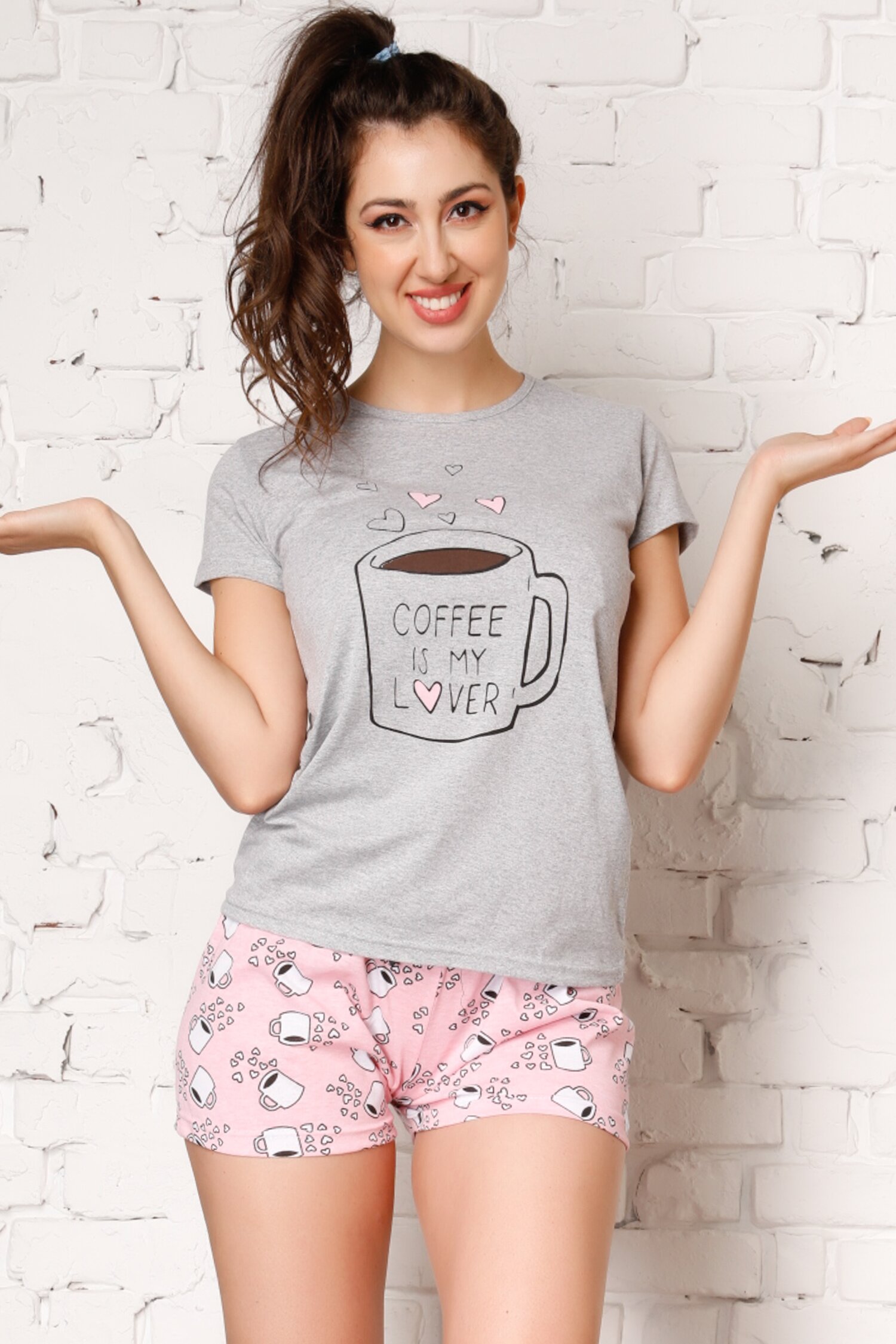 Pijama coffee cu tricou gri si pantaloni scurti roz
