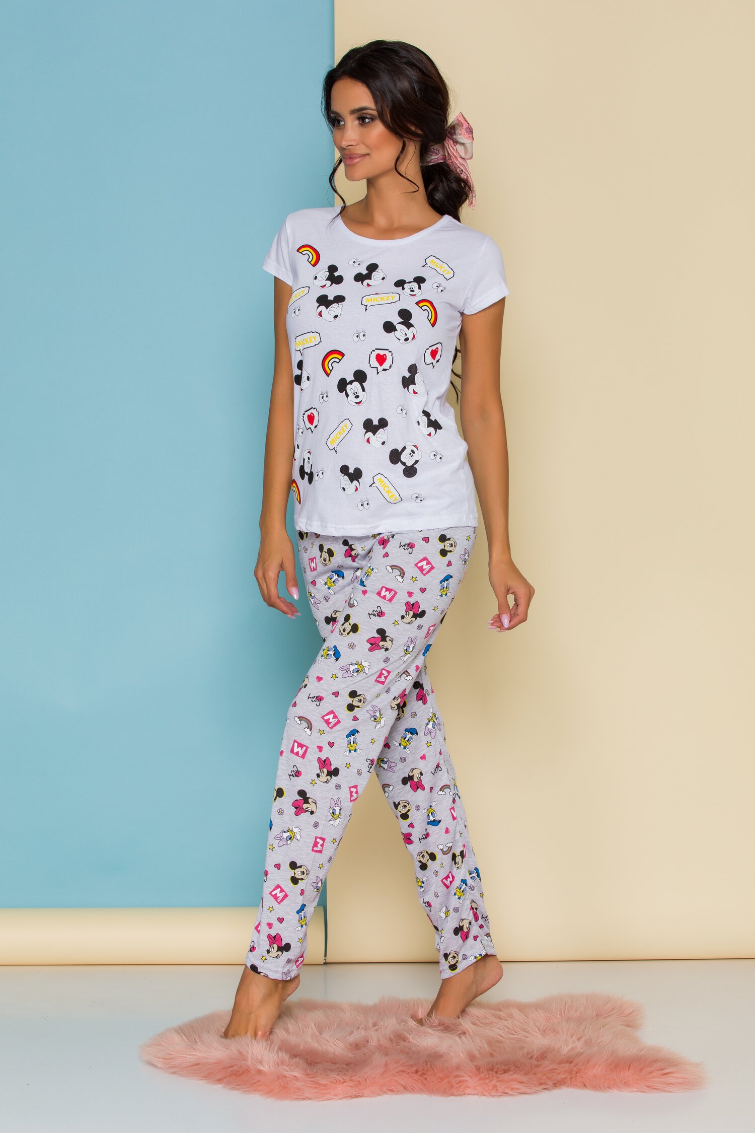 Pijama Disney cu tricou alb si pantaloni gri