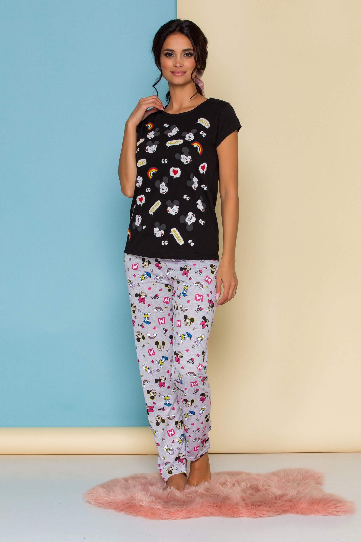 Pijama Disney cu tricou negru si pantaloni gri