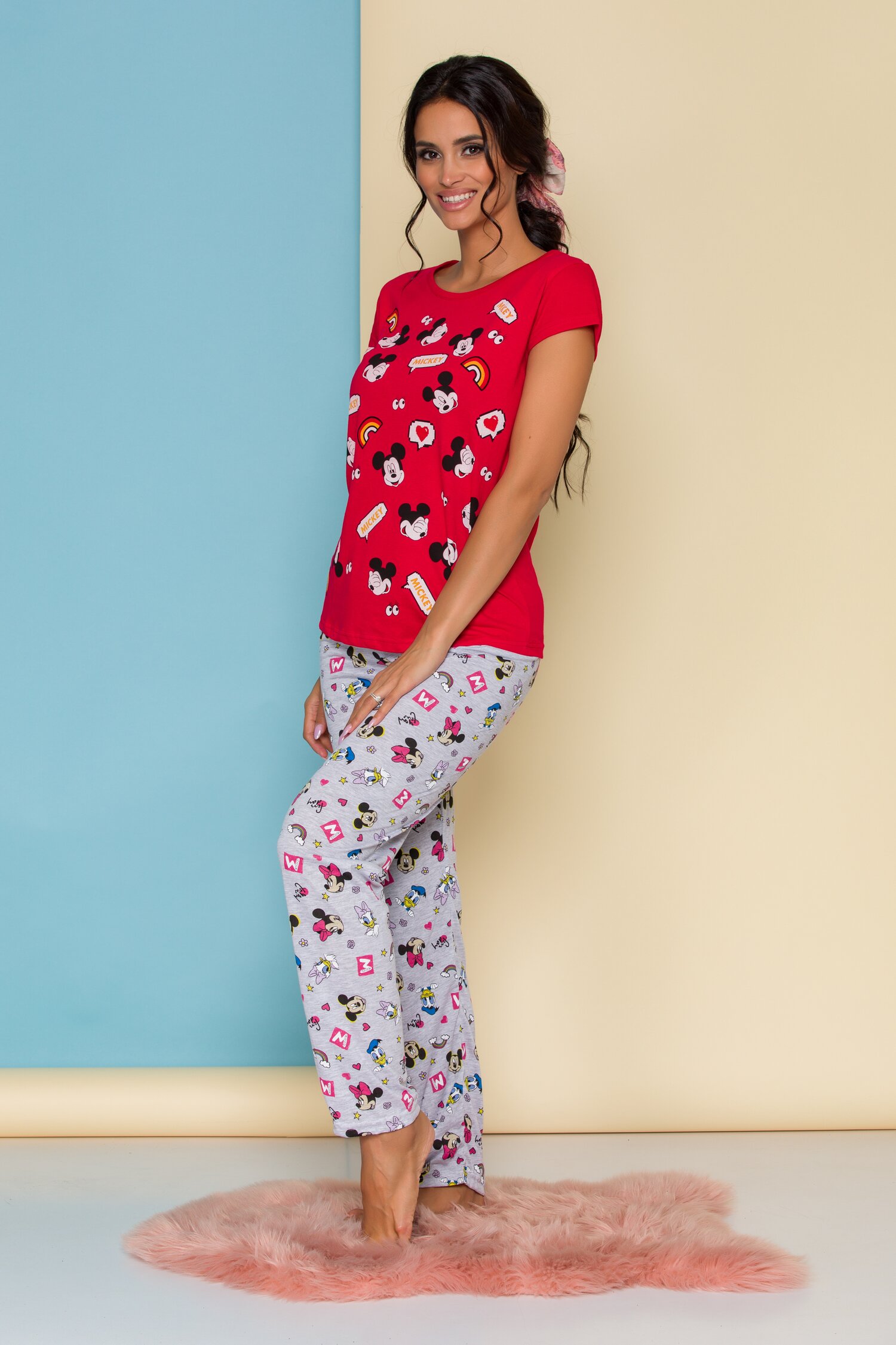 Pijama Disney cu tricou rosu si pantaloni gri