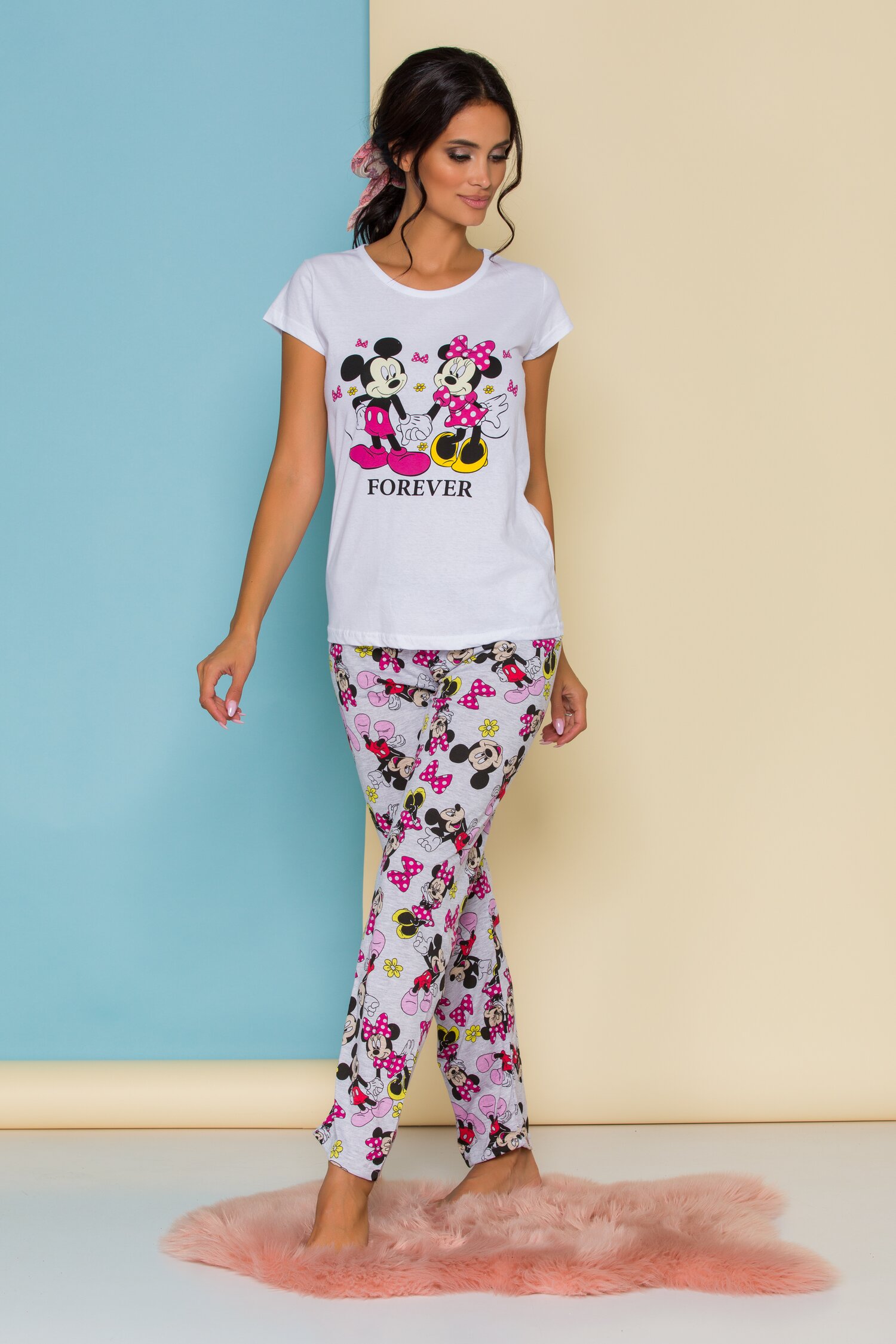 Pijama Forever Love cu tricou alb si pantaloni gri