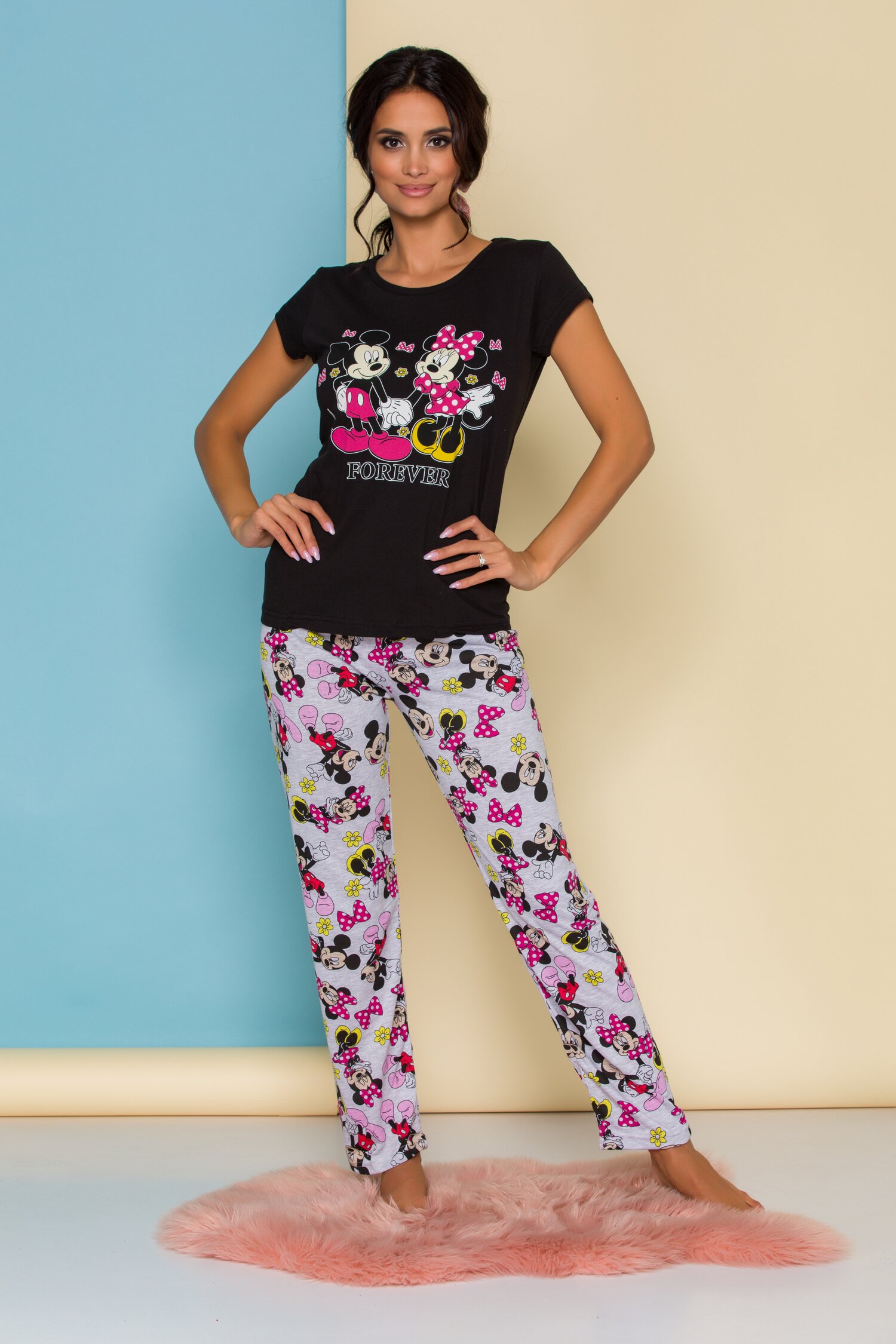 Pijama Forever Love cu tricou negru si pantaloni gri