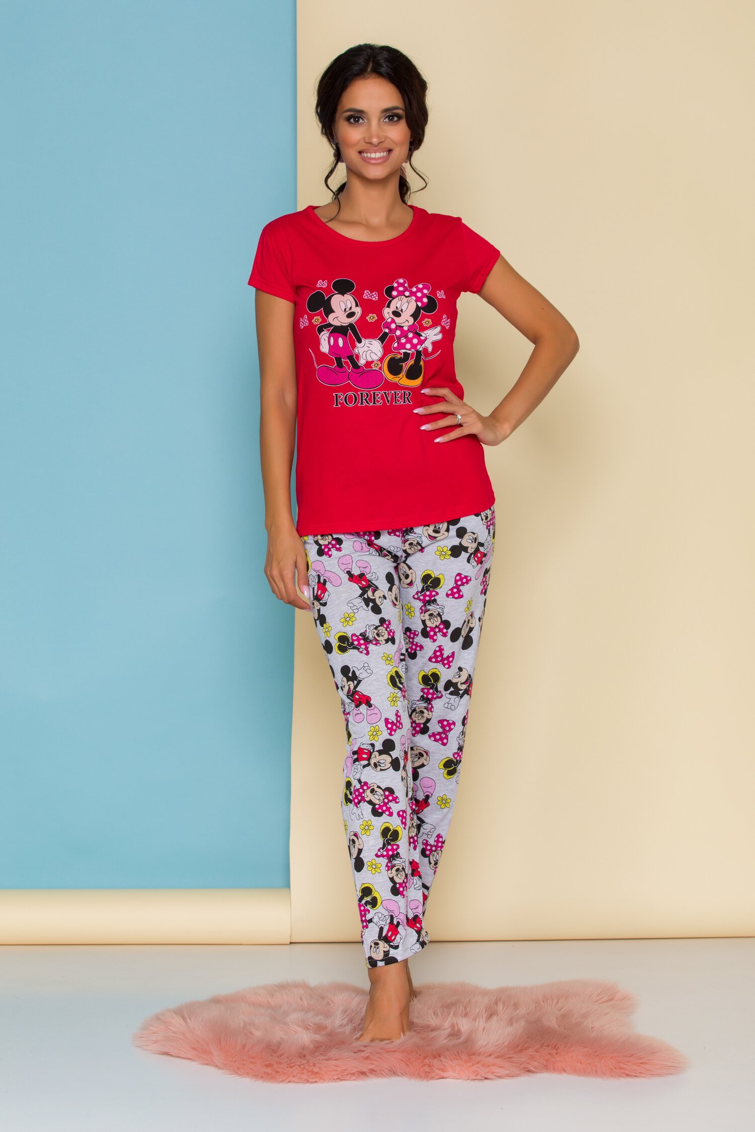 Pijama Forever Love cu tricou rosu si pantaloni gri
