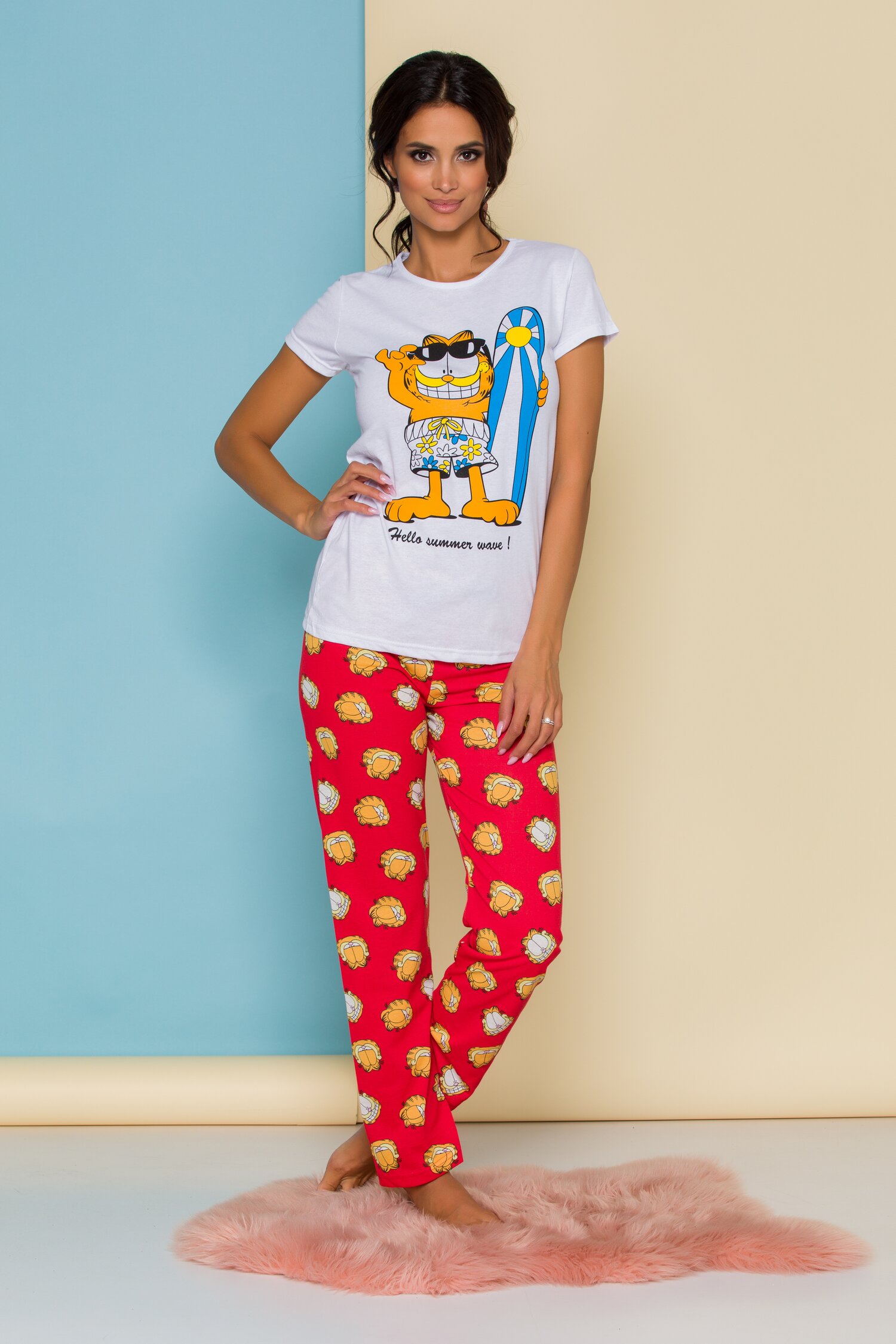 Pijama Garfield cu tricou alb si pantaloni rosii cu imprimeu